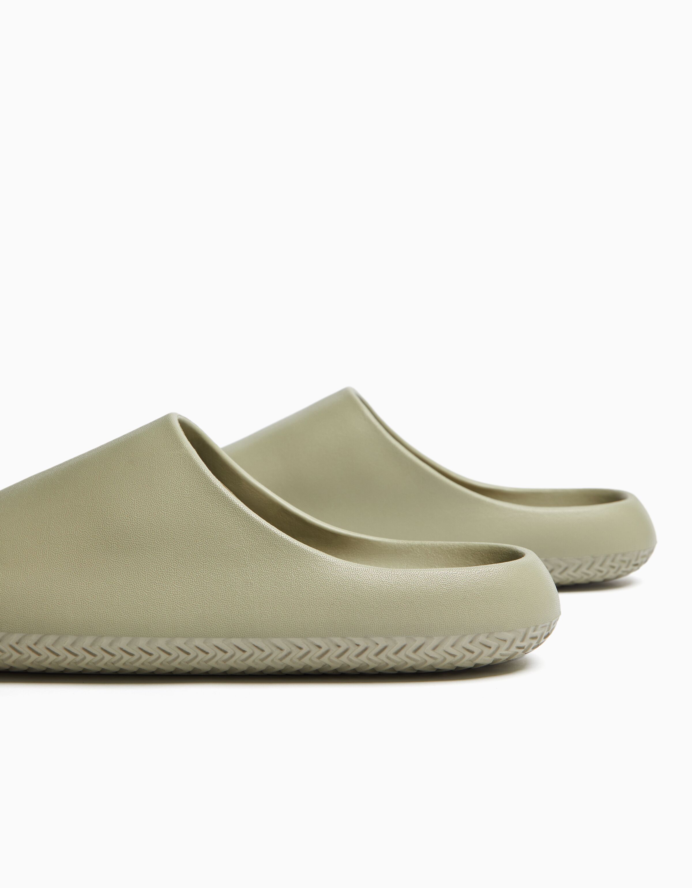 Sandalia plana textura hombre