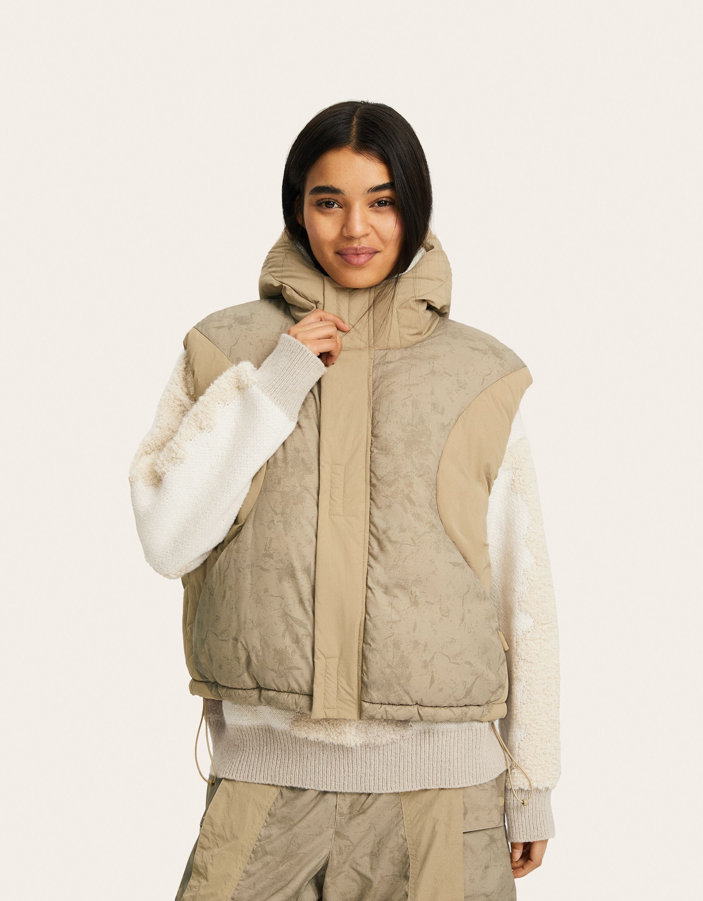 Chaleco RAL7000STUDIO x BERSHKA técnico capucha  acolchado bajo ajustable