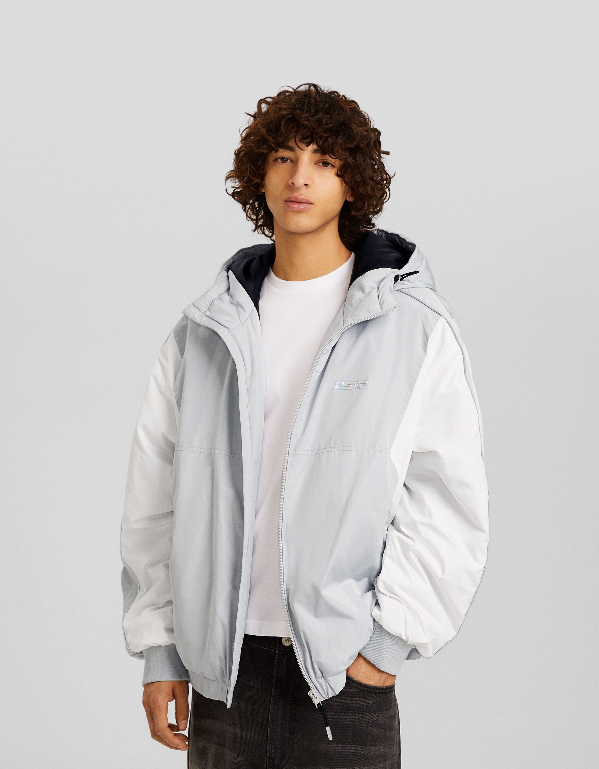 Cazadora capucha técnica color block