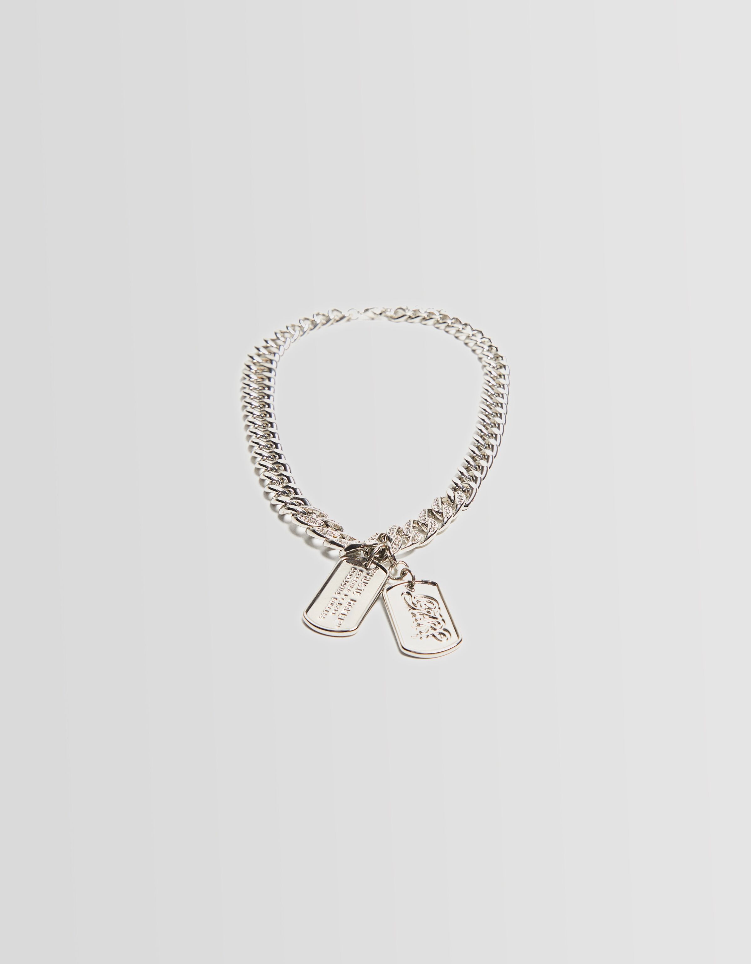 Collar placas BERSHKA ft. BIZARRAP