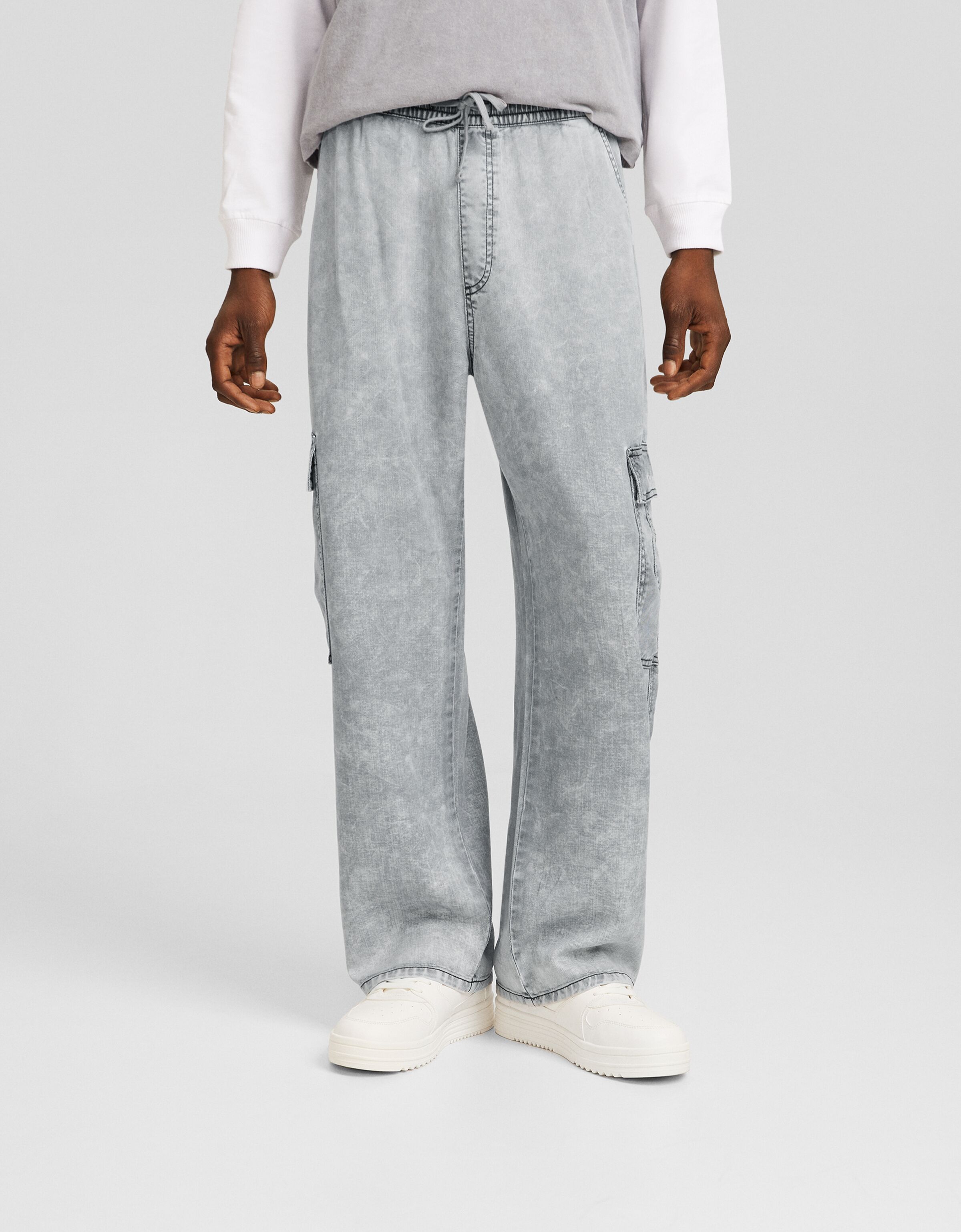 Pantalón cargo fluido efecto lavado