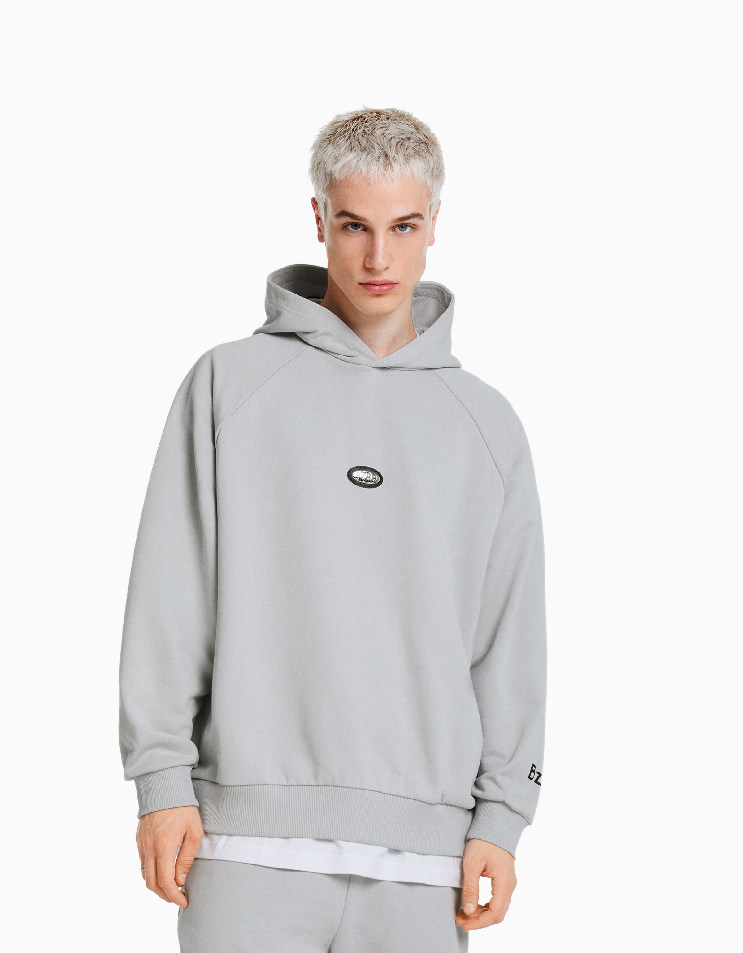 Sudadera BERSHKA ft. BIZARRAP capucha detalle
