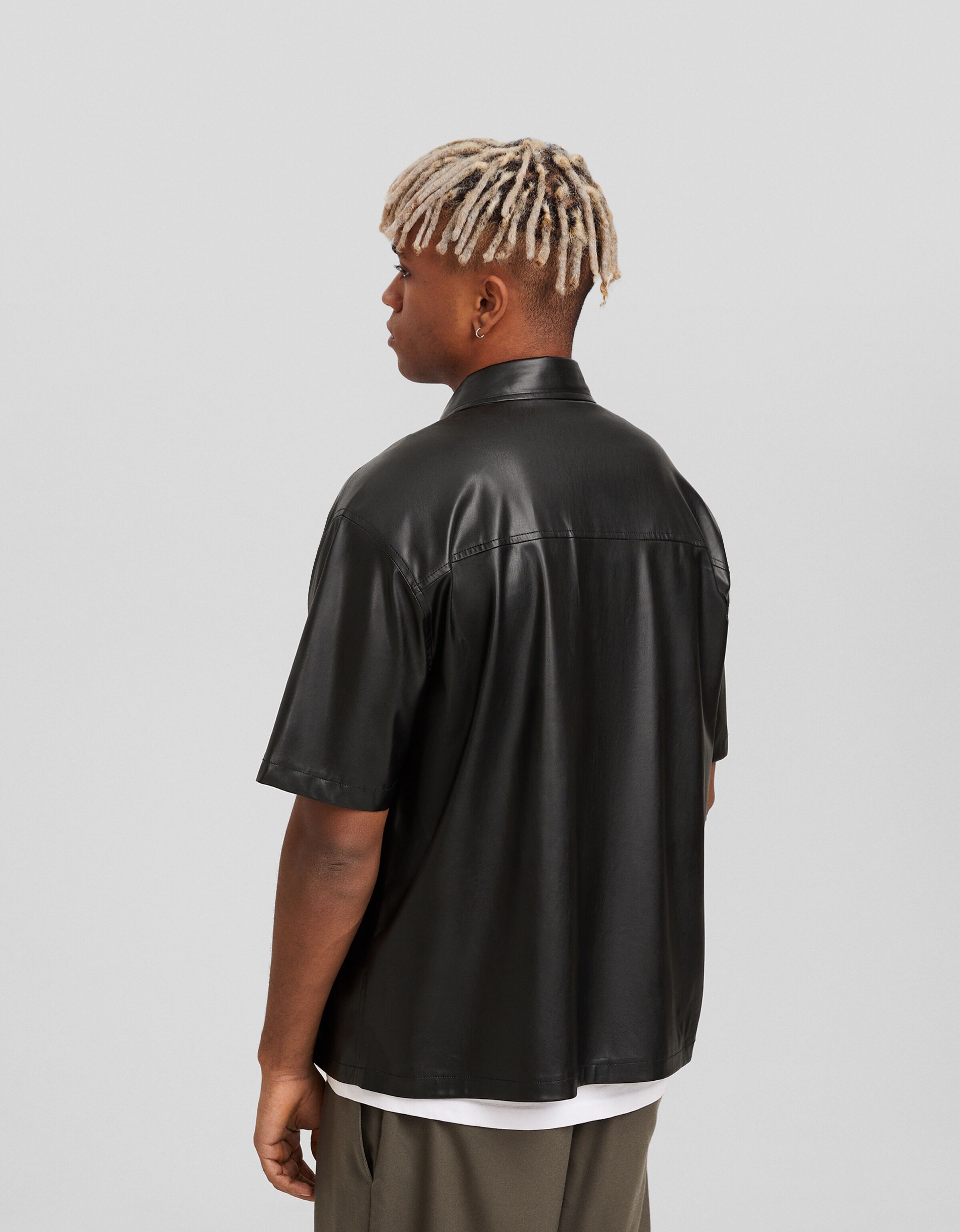 Camisa manga corta efecto piel bolsillos