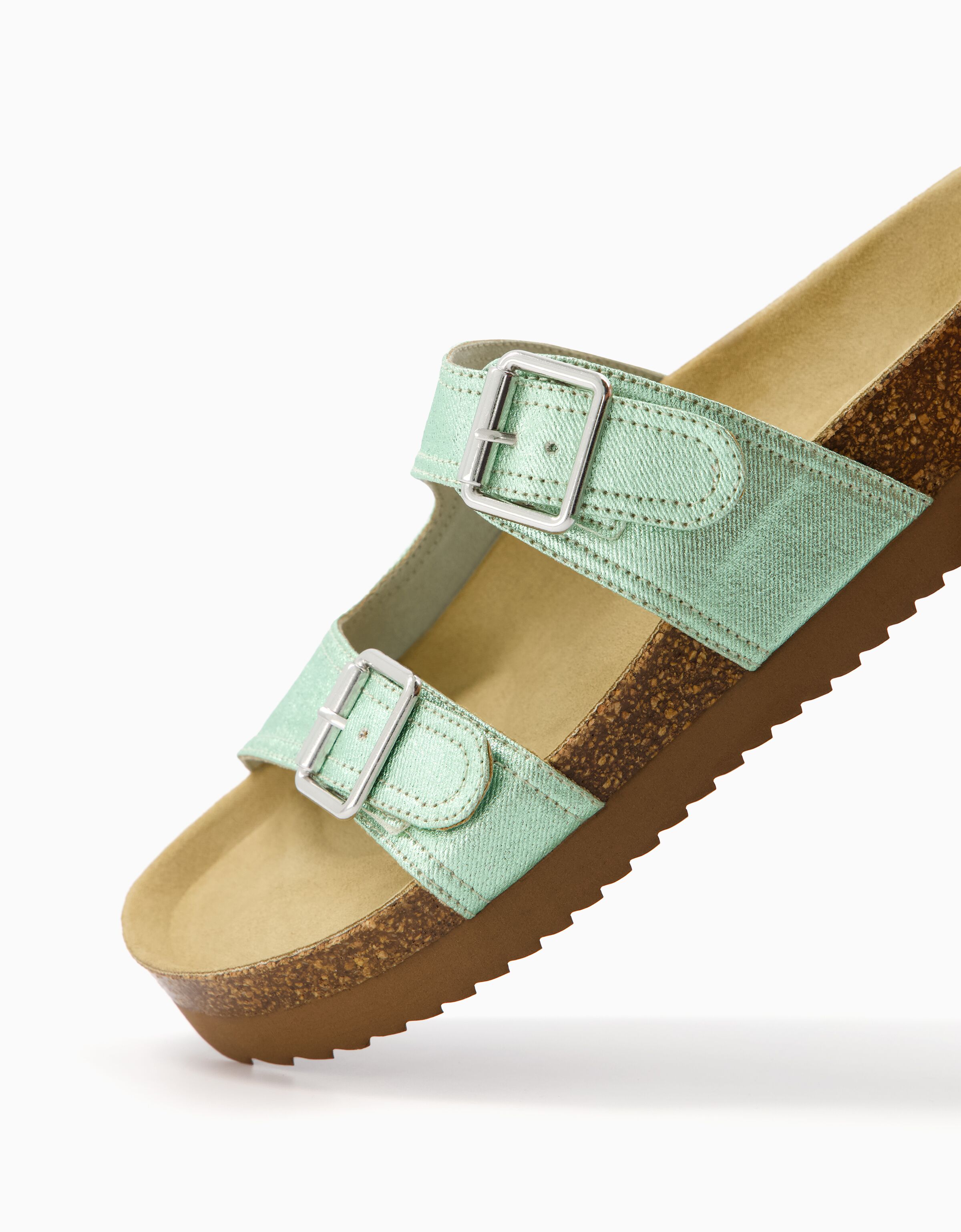 Sandalia plana metalizada hebillas