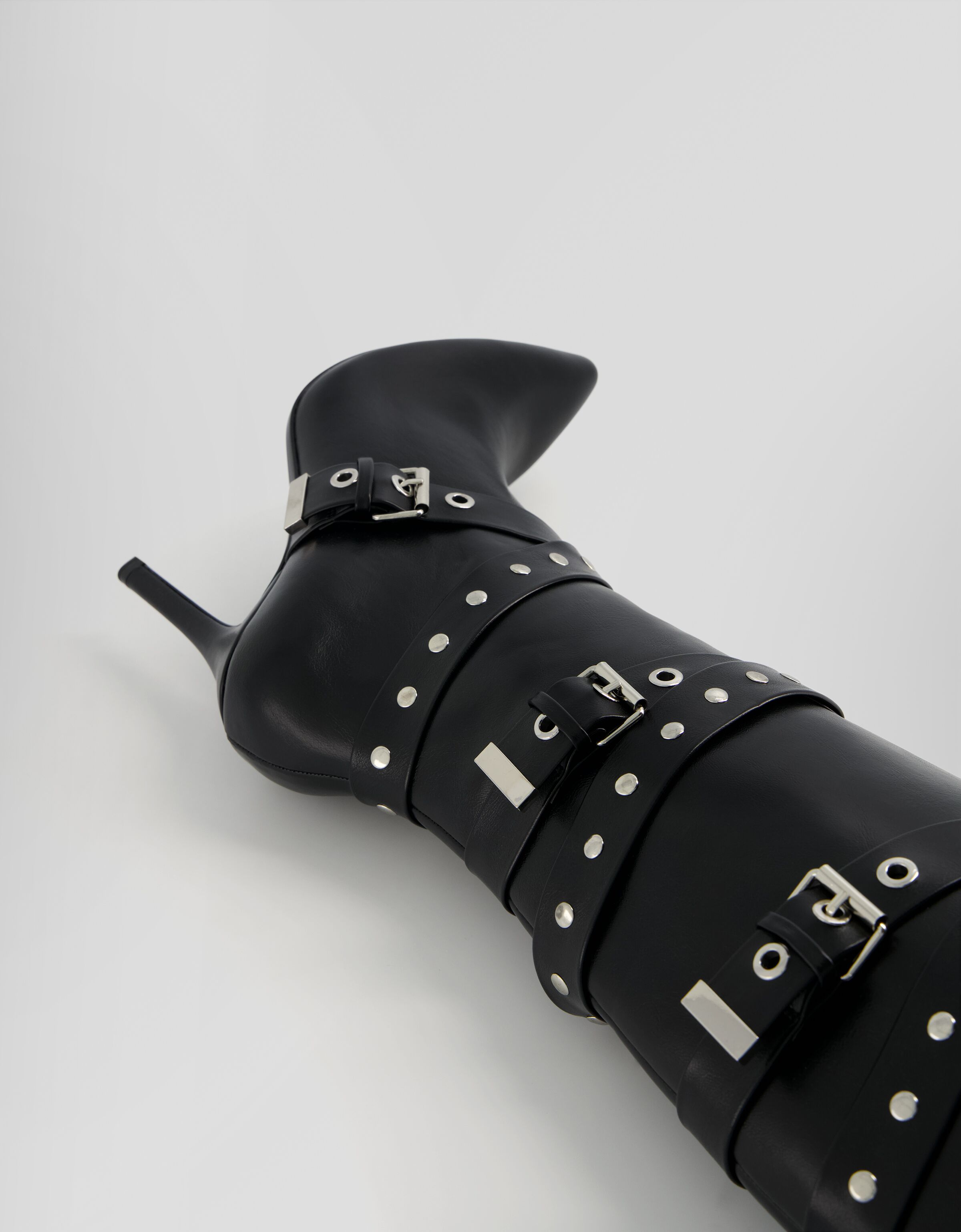Botas tacón fino detalle de tiras con tachas y hebillas