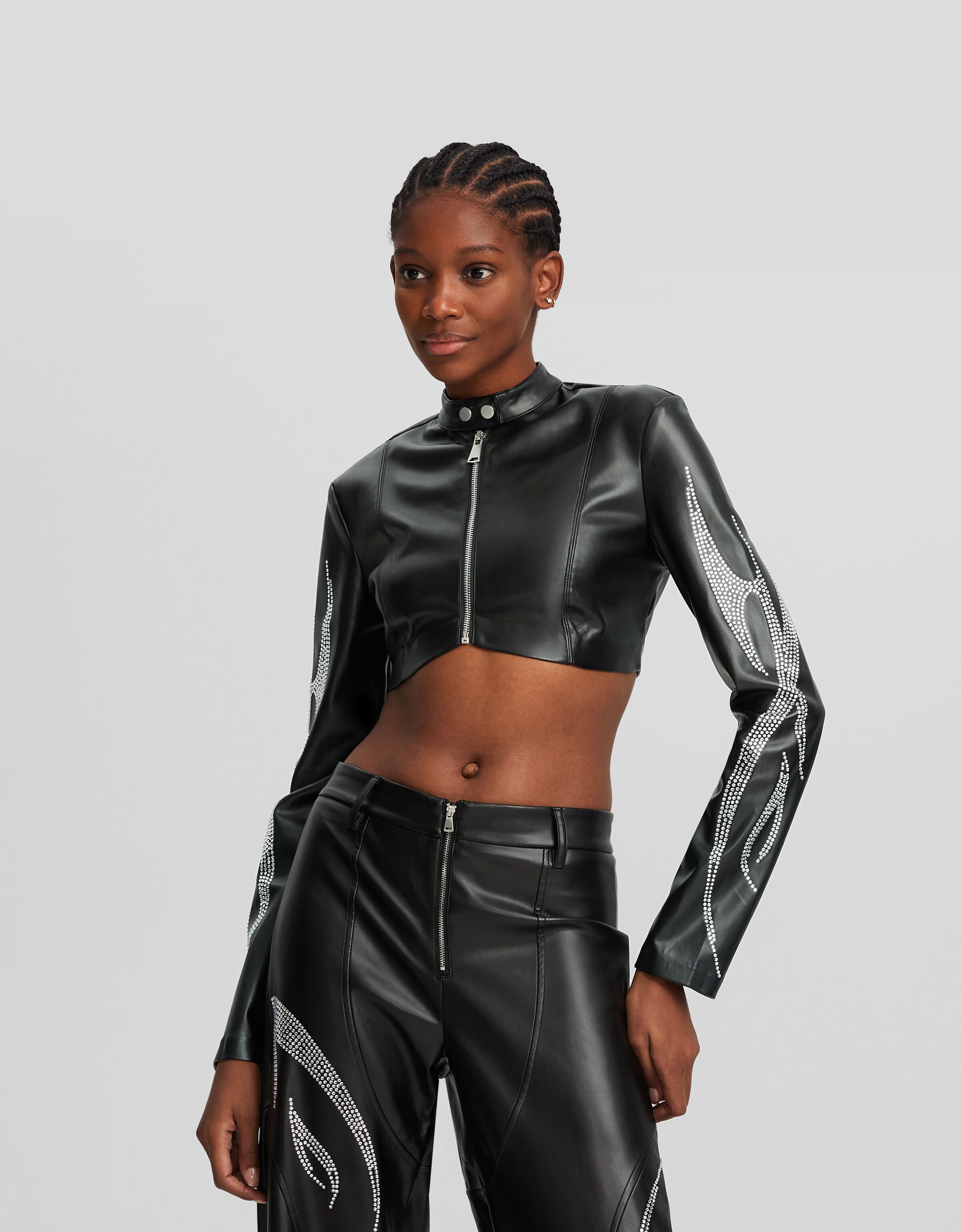 Cazadora cropped efecto piel strass