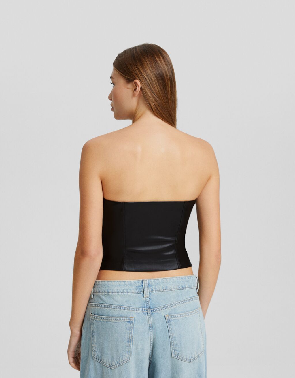 Top cropped bandeau efecto piel cremallera