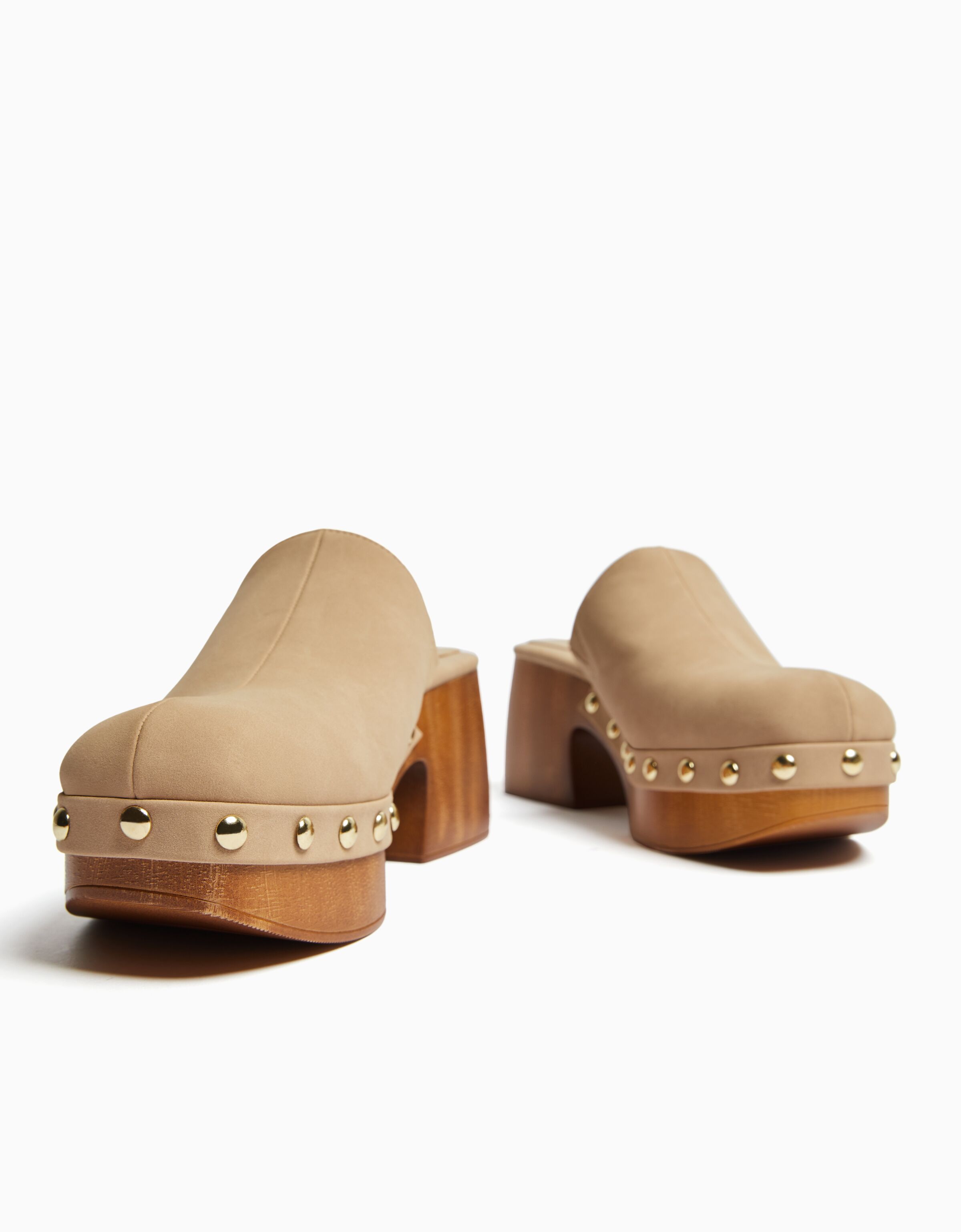 Zueco tacón plataforma tachas