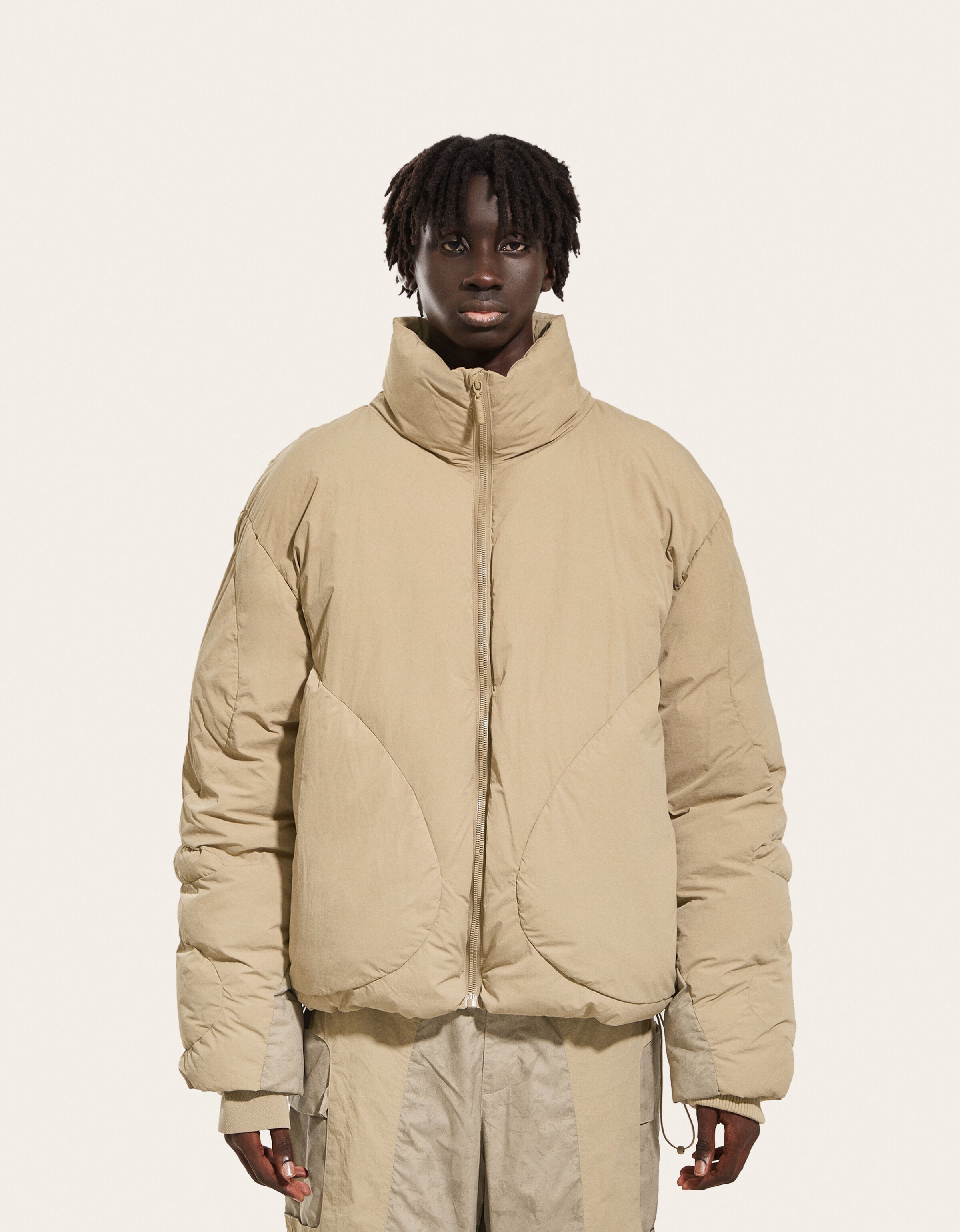 Cazadora RAL7000STUDIO x BERSHKA técnica acolchada bajo ajustable