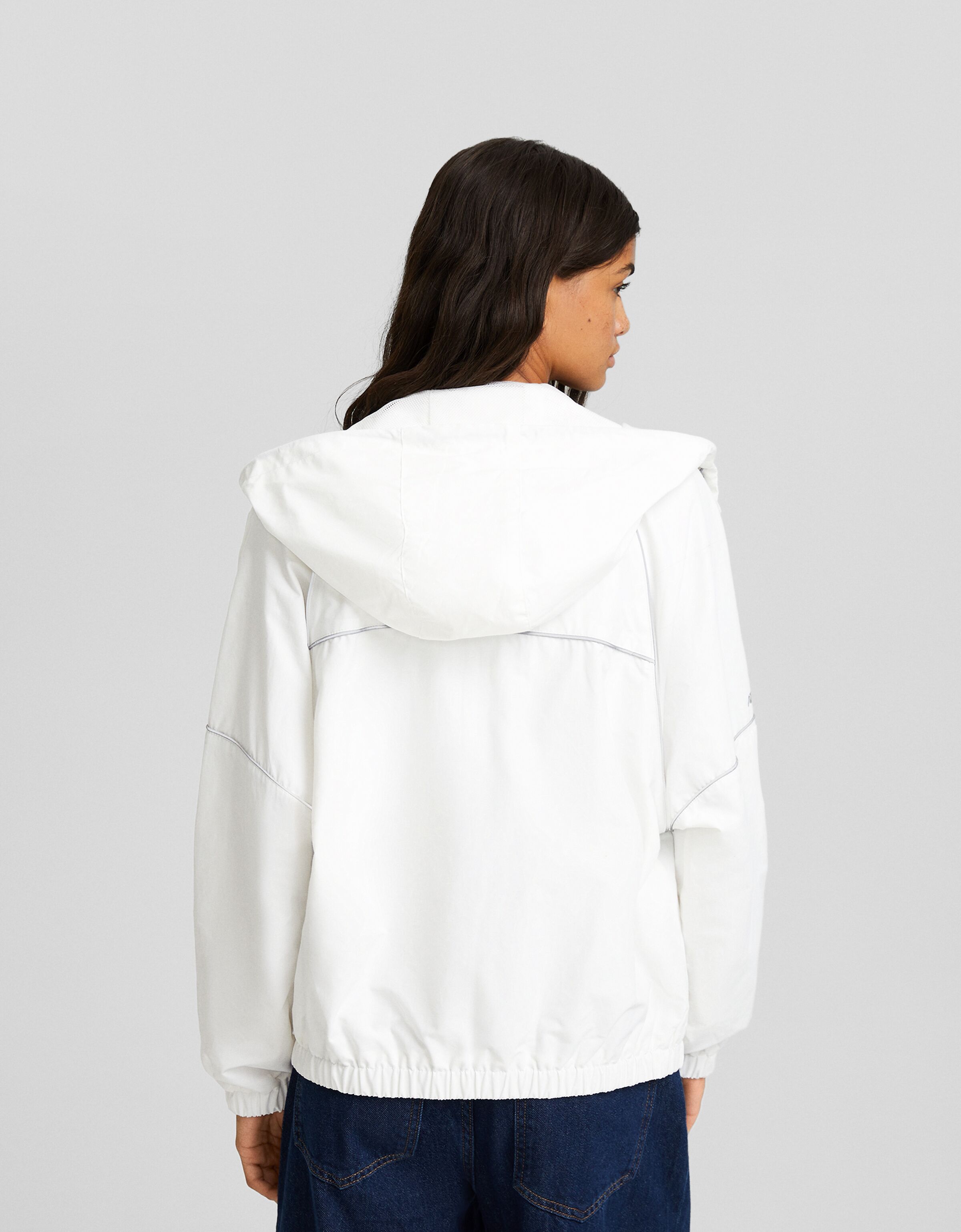 Cazadora capucha detalle reflectante