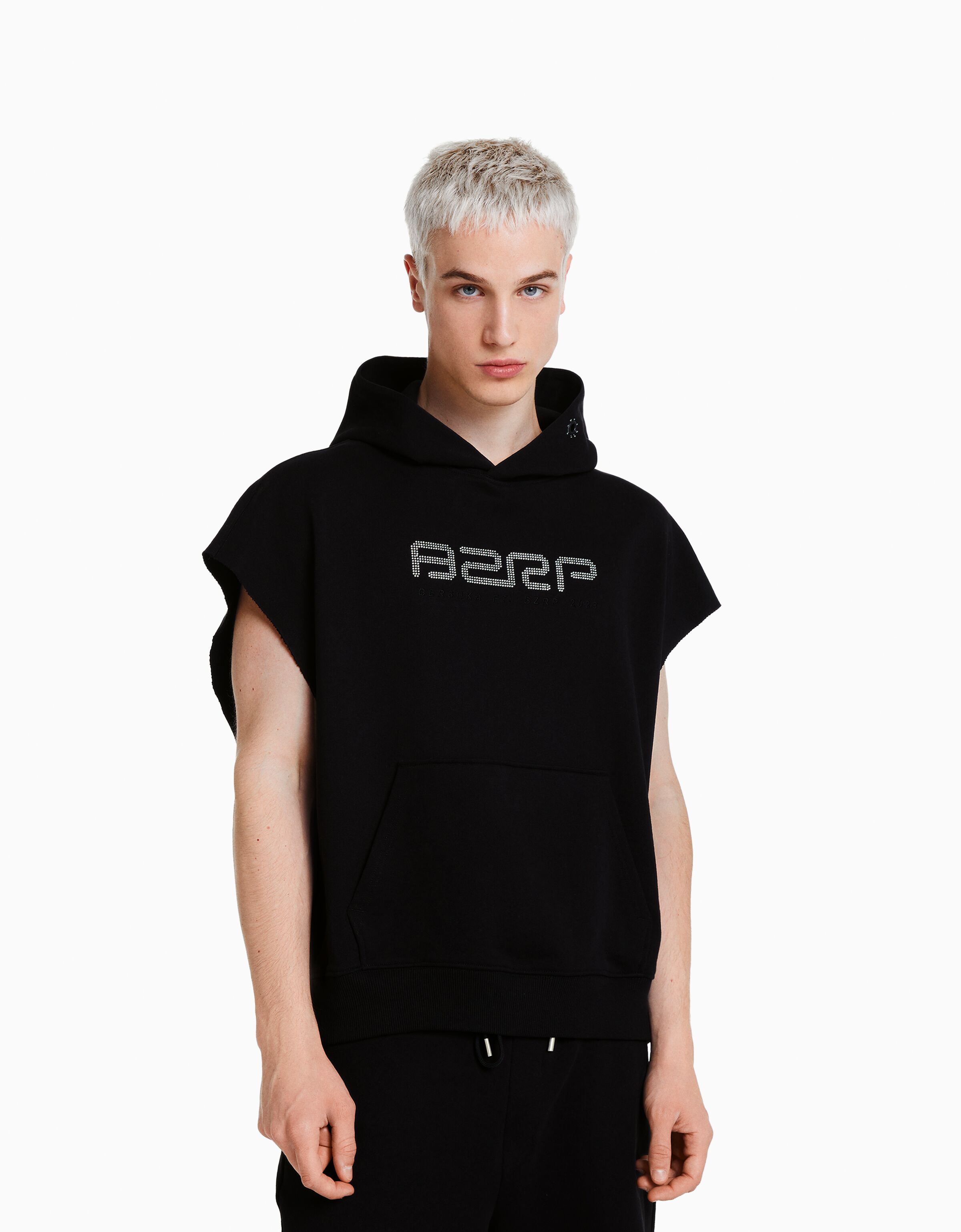 Sudadera BERSHKA ft. BIZARRAP capucha sin mangas strass