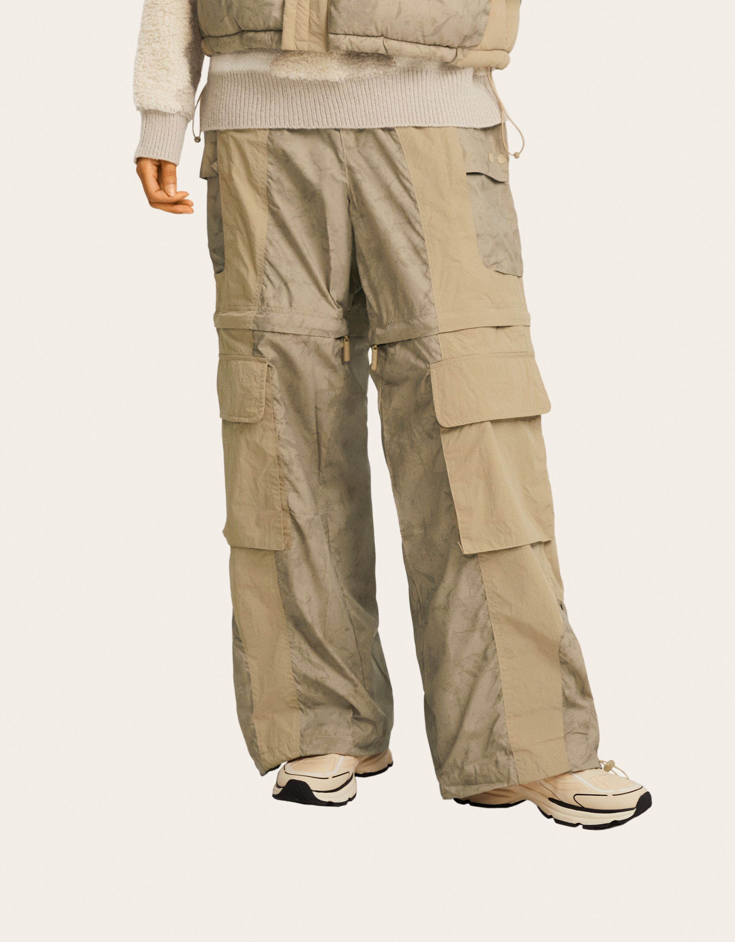 Pantalón RAL7000STUDIO x BERSHKA técnico cargo desmontable bajo ajustable