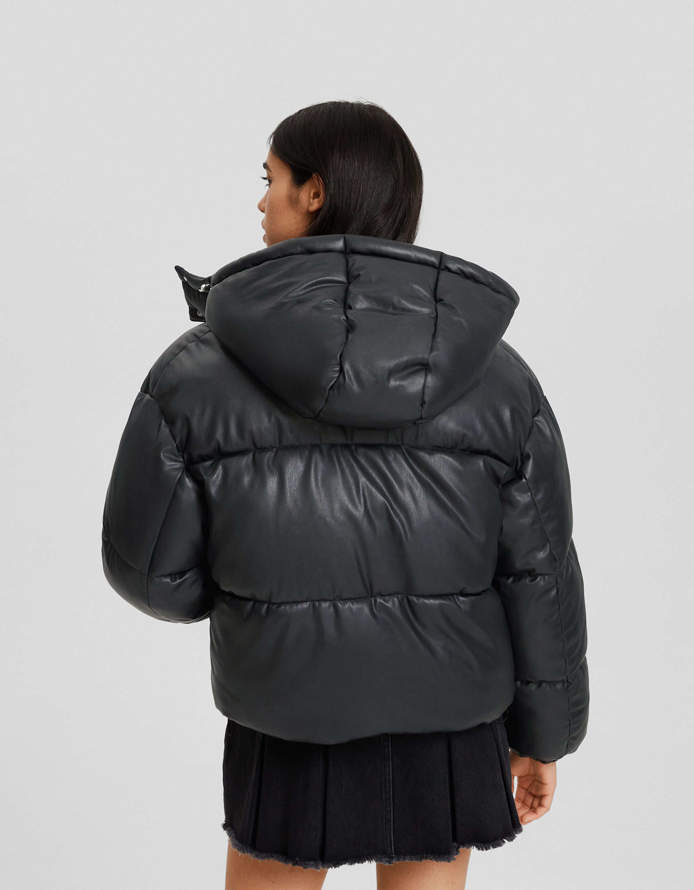 Cazadora acolchada capucha efecto piel