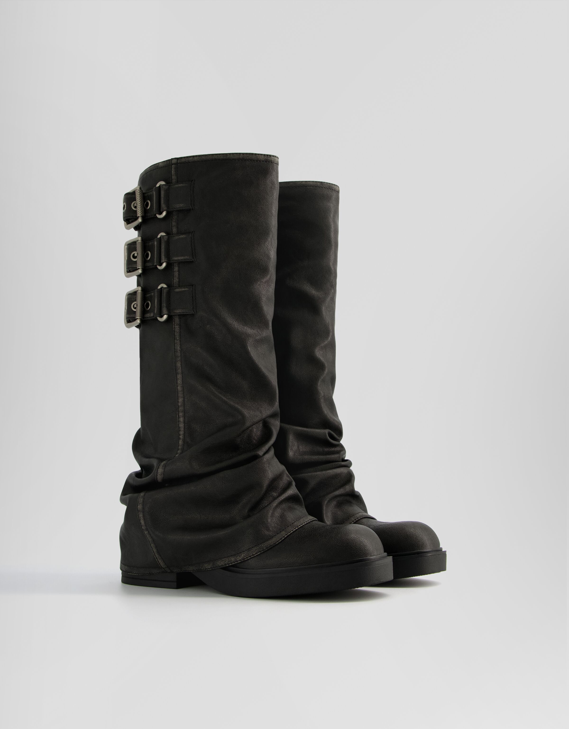 Botas planas moteras slouchy detalle hebillas
