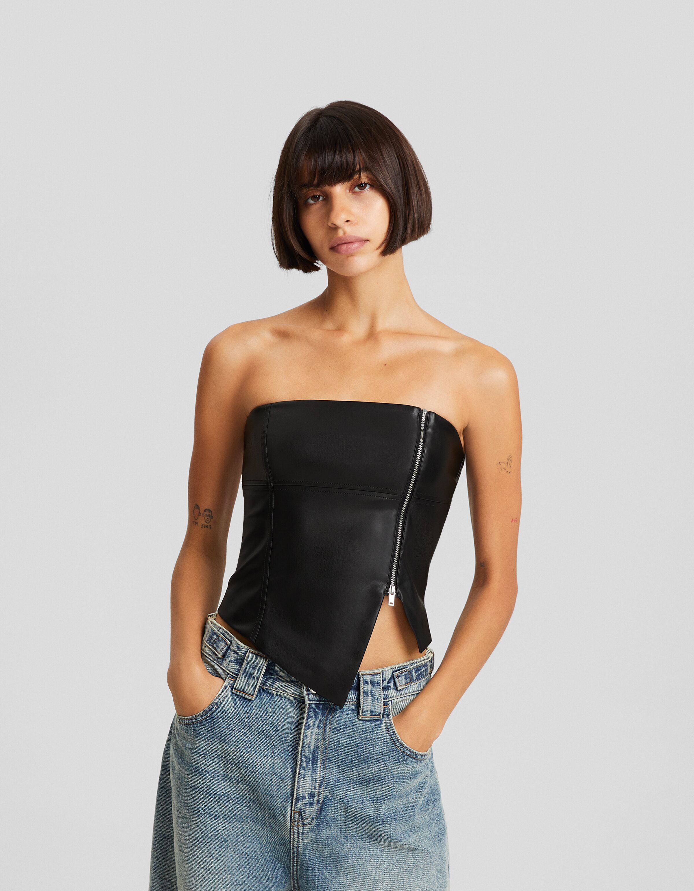 Top cropped bandeau efecto piel cremallera