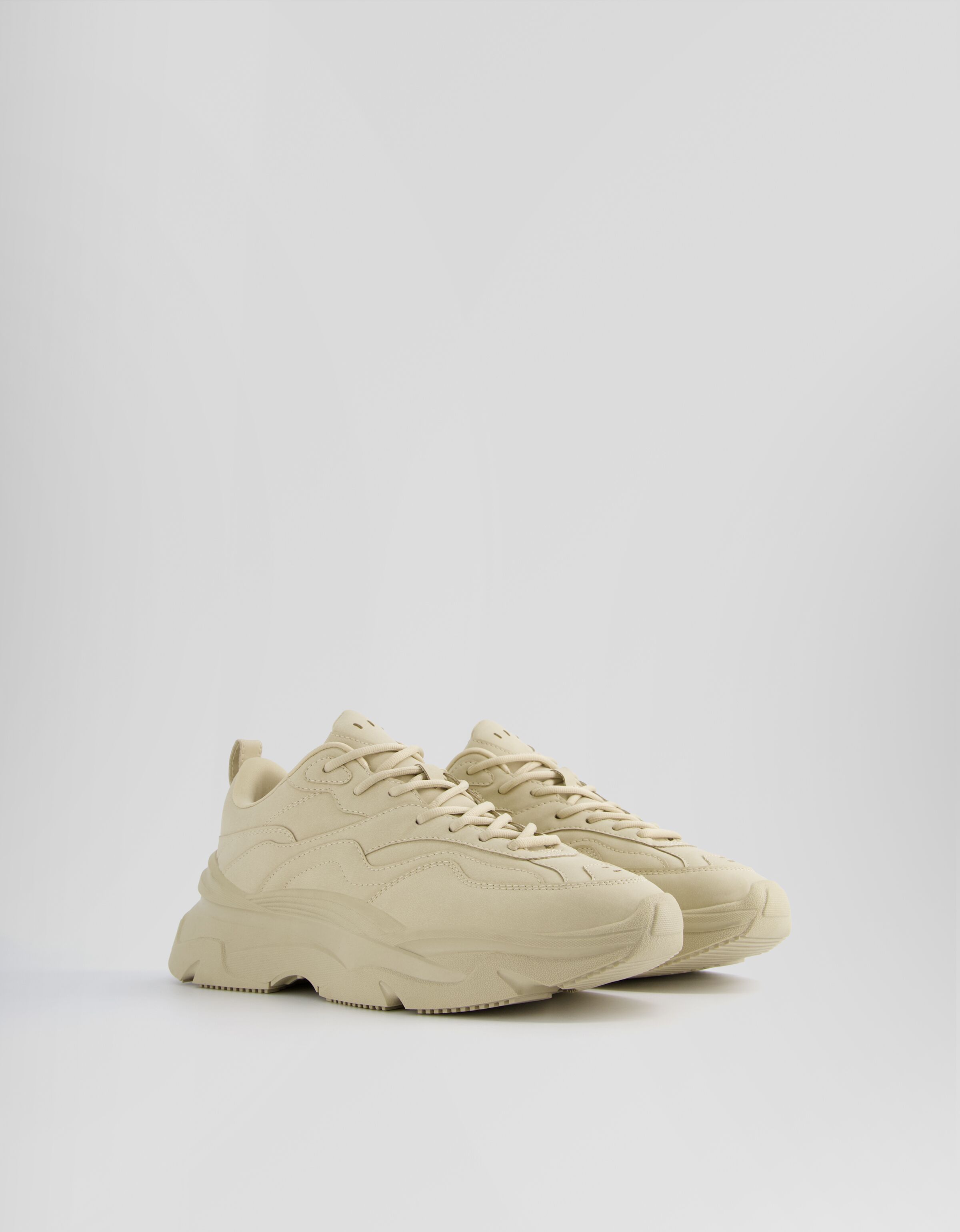 Deportivas volumen detalle pespuntes