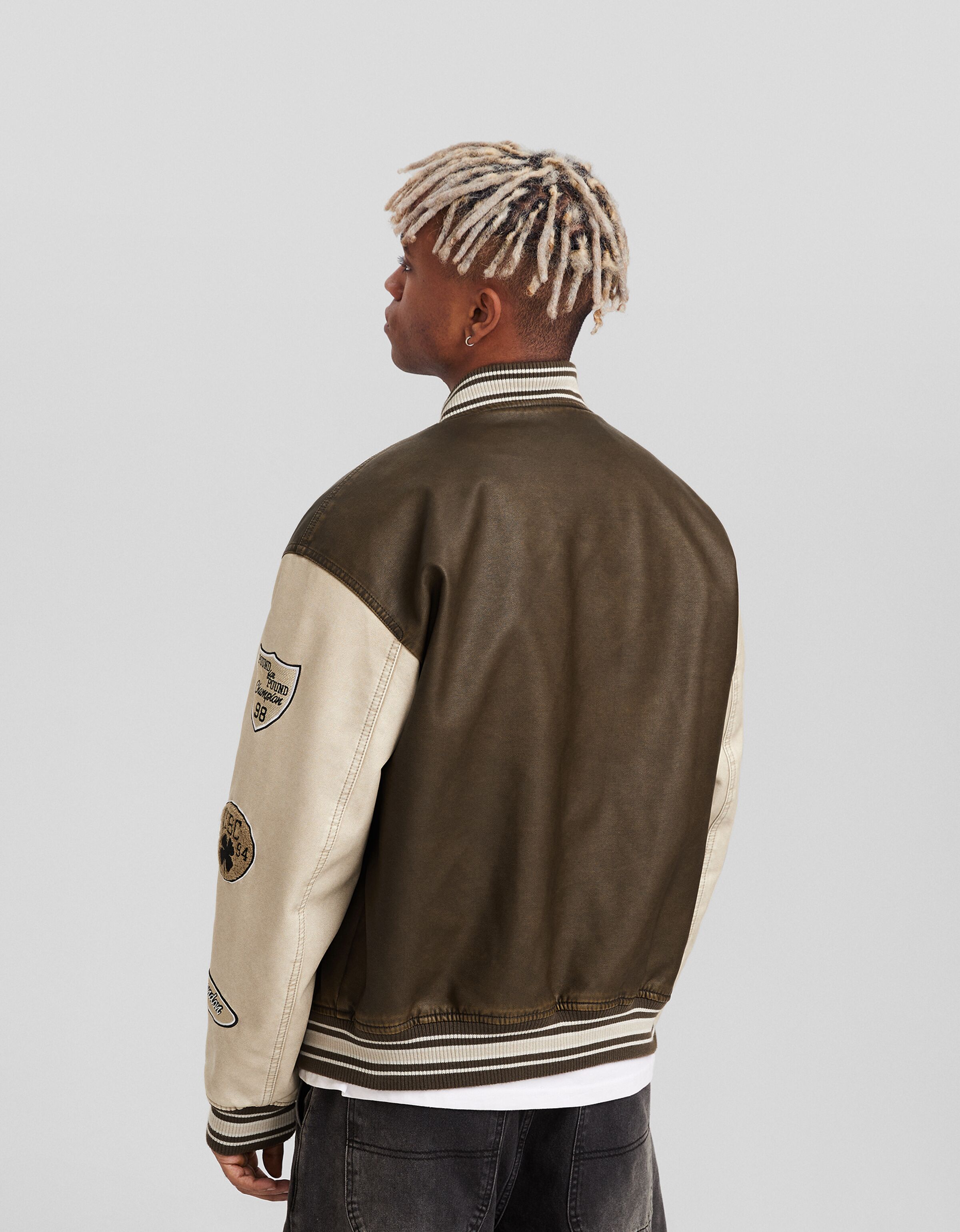 Cazadora efecto piel desgastada parches