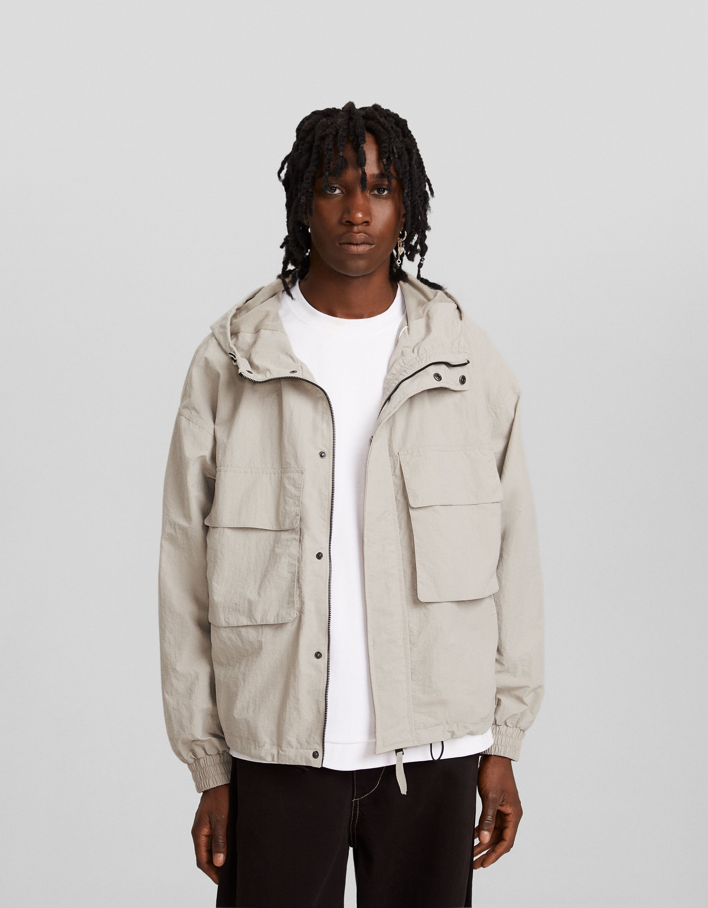 Cazadora capucha ligera nylon bolsillos