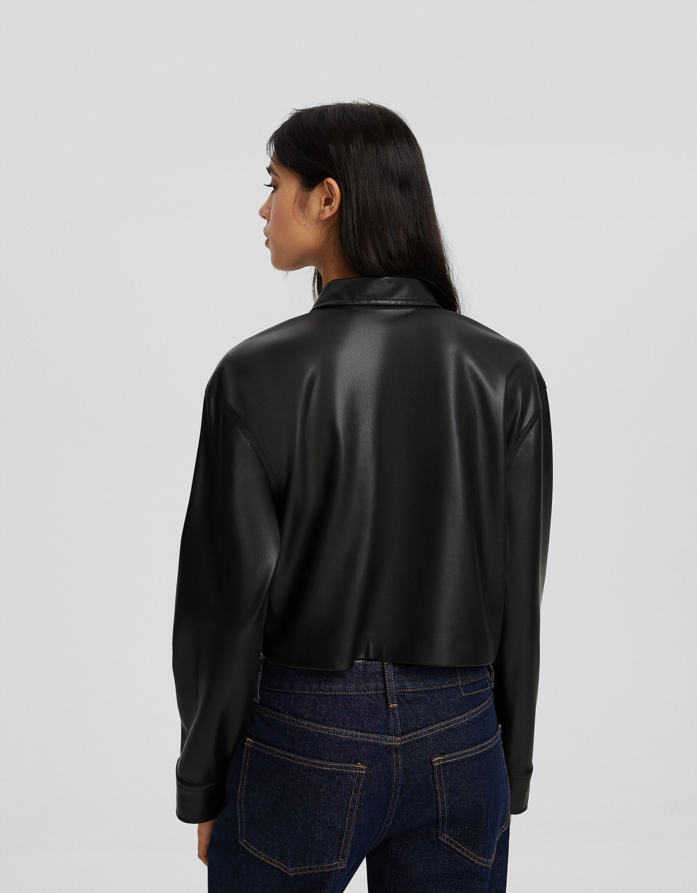 Camisa manga larga cropped efecto piel cremalleras