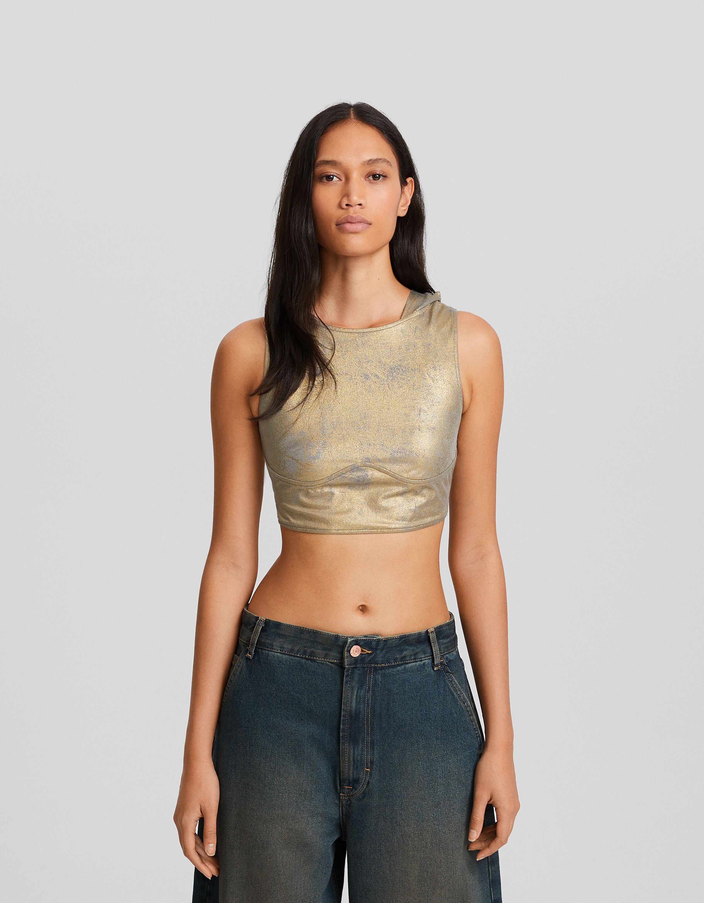 Camiseta sin mangas capucha metalizada espalda descubierta