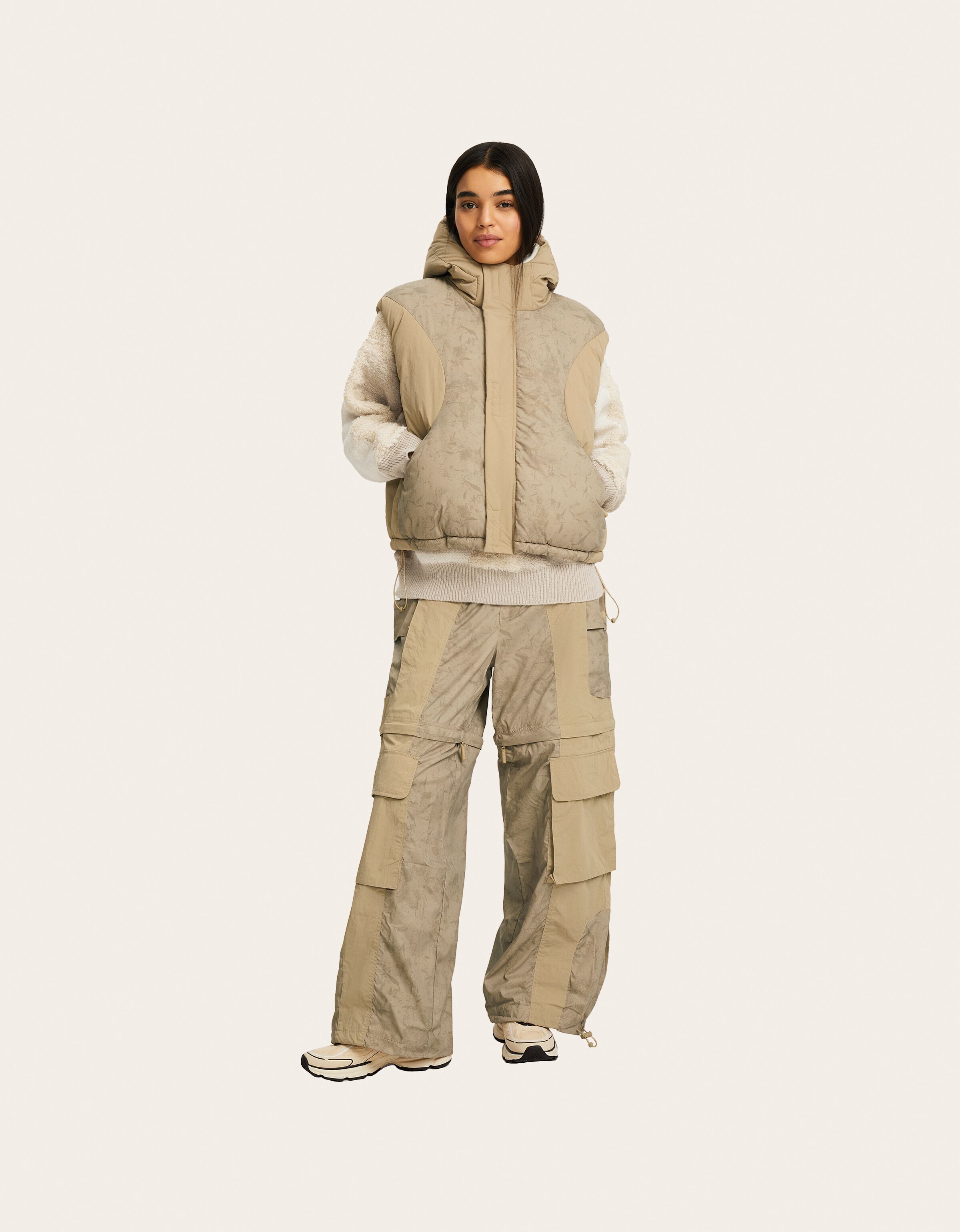 Chaleco RAL7000STUDIO x BERSHKA técnico capucha  acolchado bajo ajustable