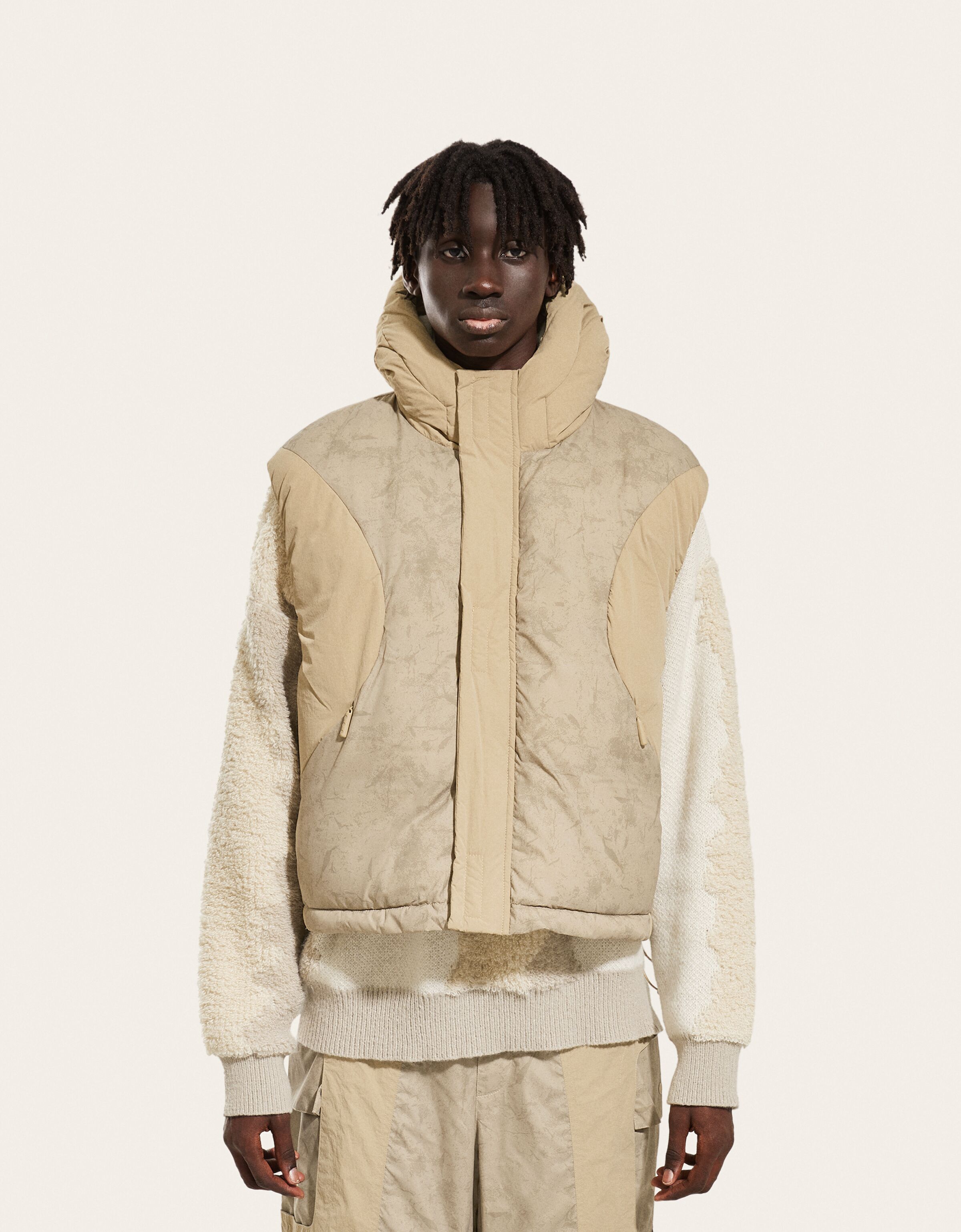 Chaleco RAL7000STUDIO x BERSHKA técnico capucha  acolchado bajo ajustable