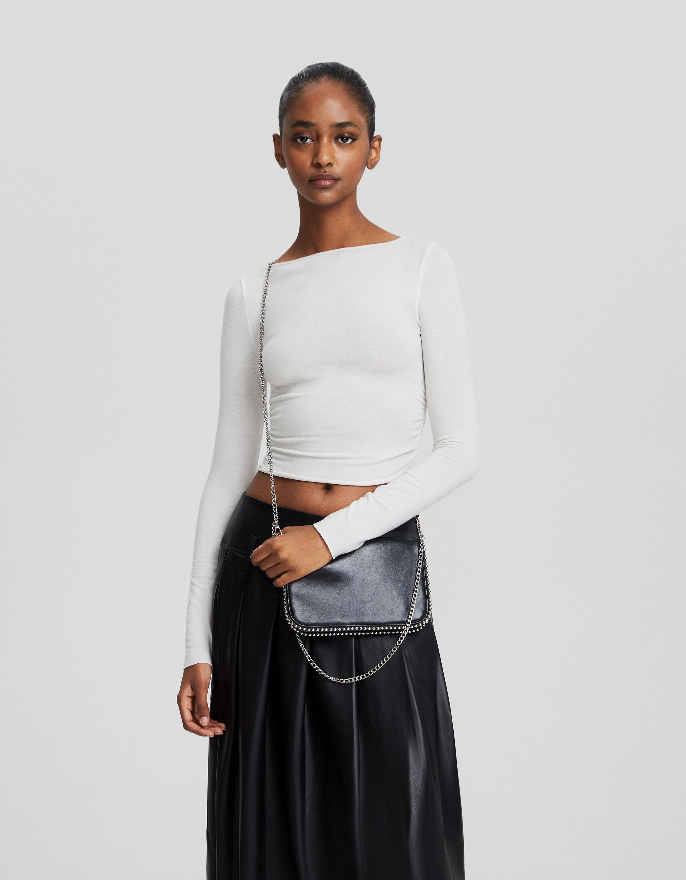 Bolso bandolera multiposición efecto piel detalle