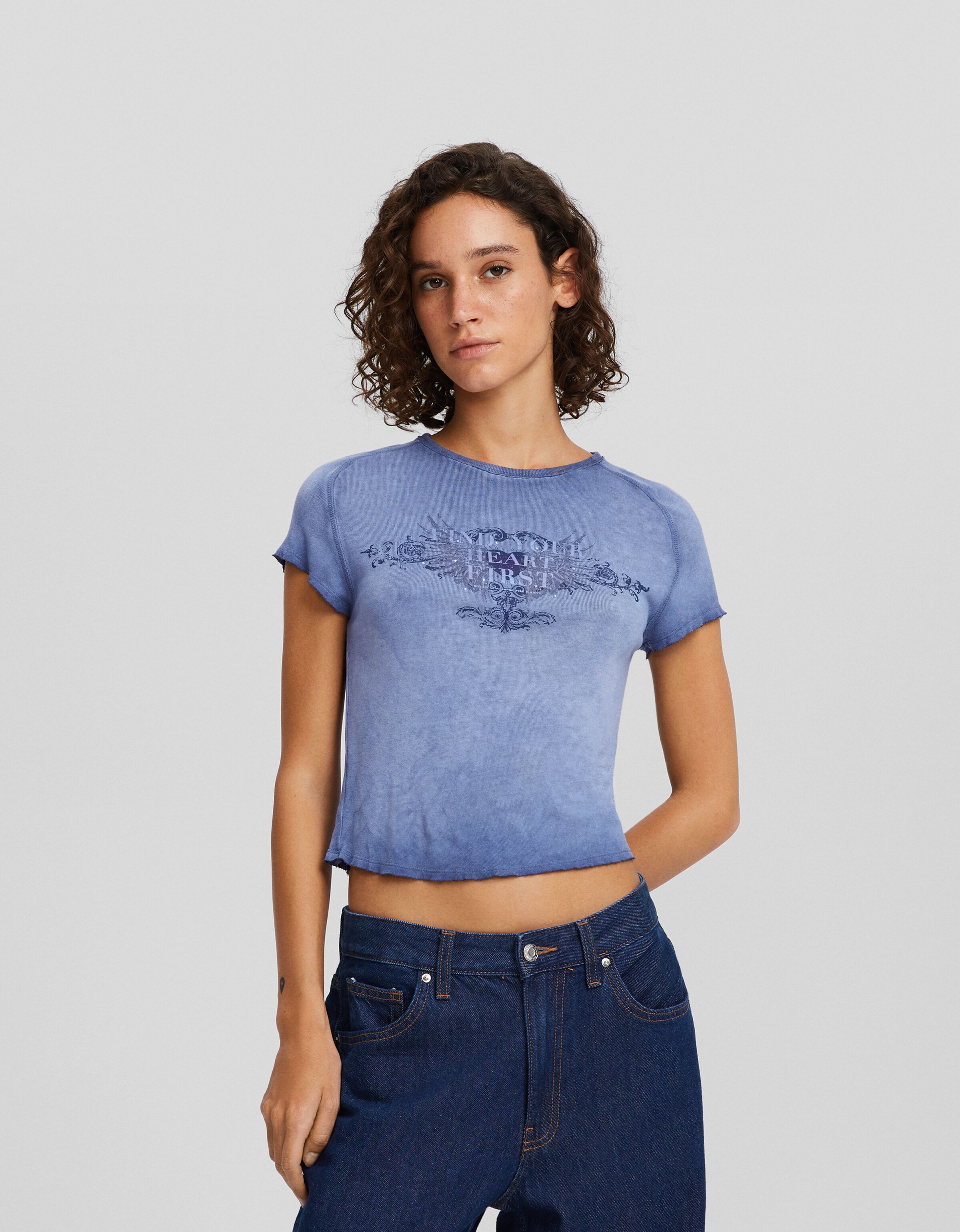 Camiseta manga corta efecto lavado strass