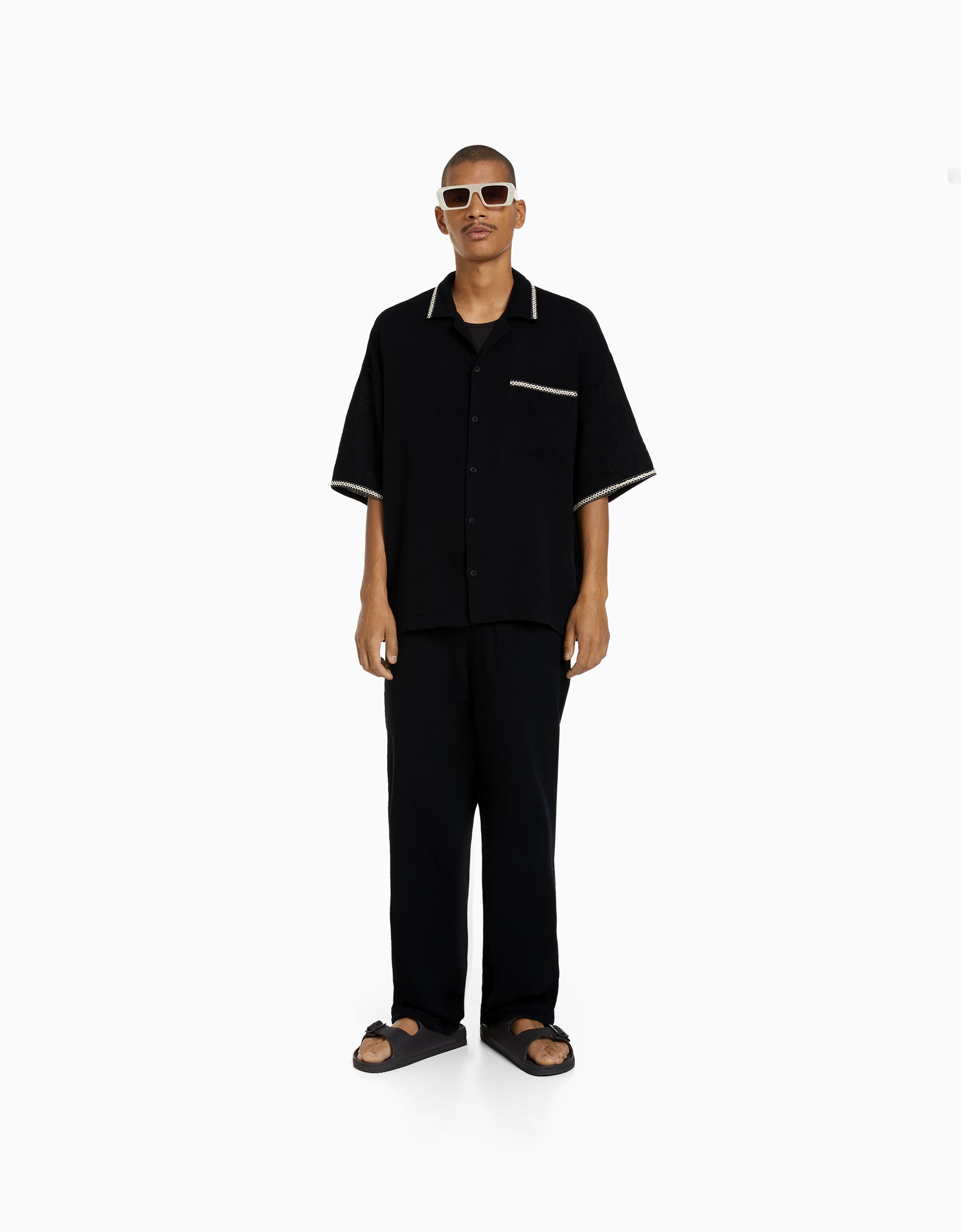 Pantalón rústico detalle bordado