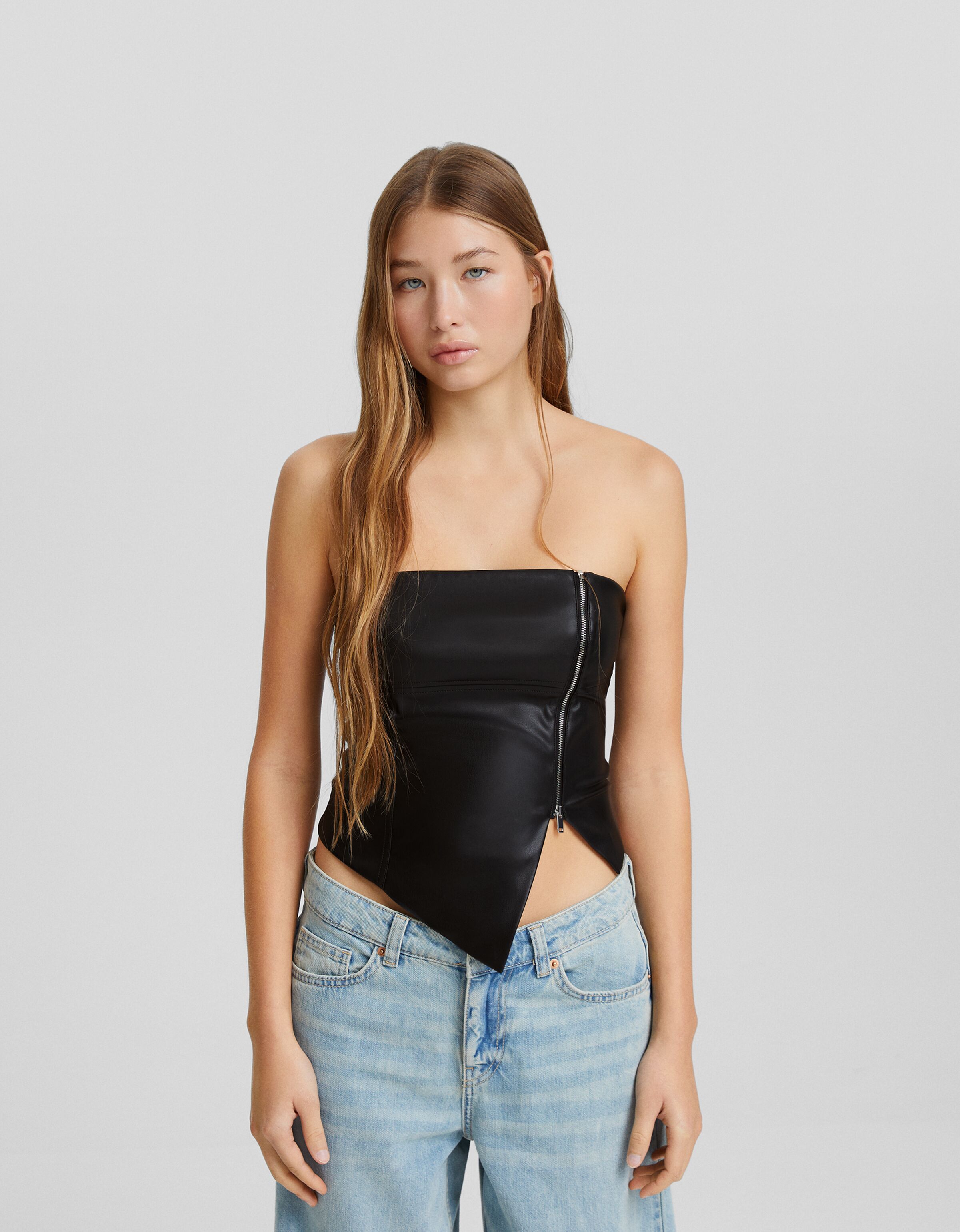 Top cropped bandeau efecto piel cremallera