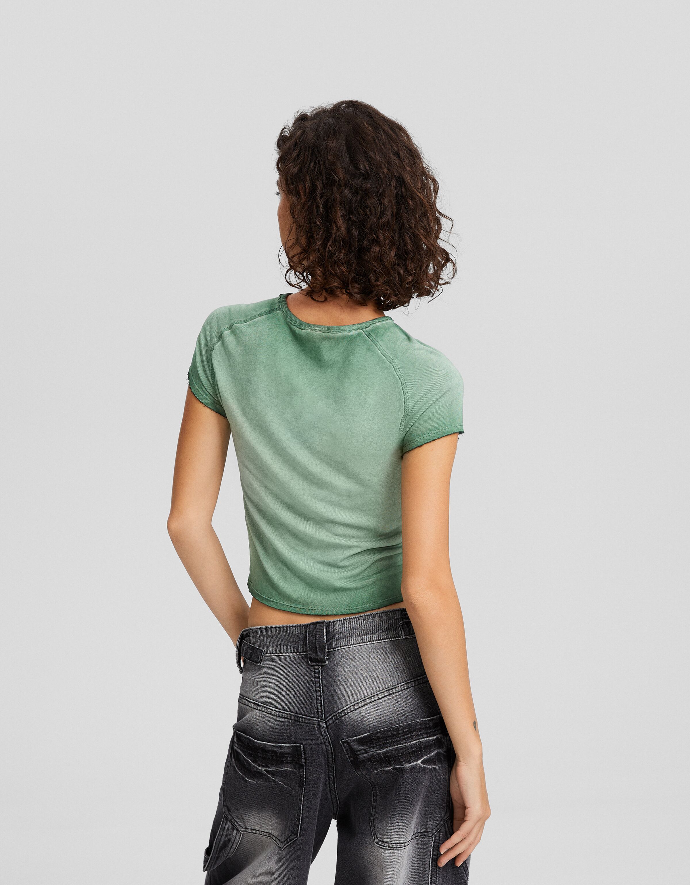 Camiseta manga corta efecto lavado strass