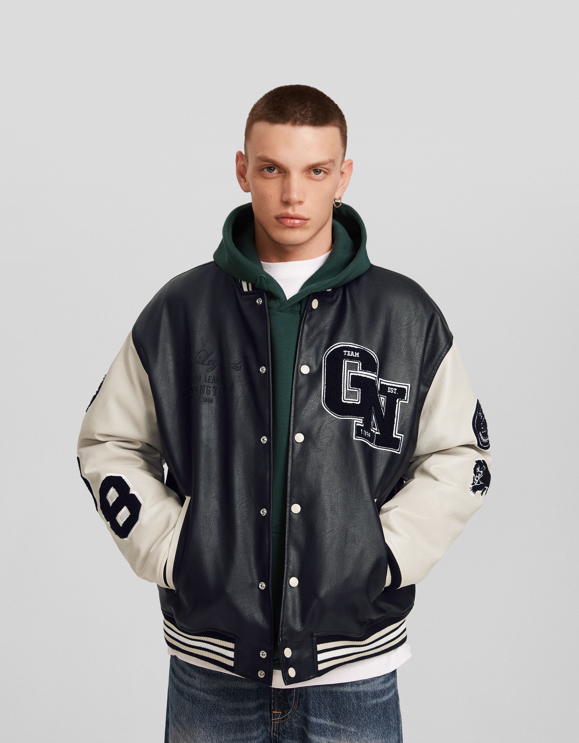 Cazadora efecto piel varsity