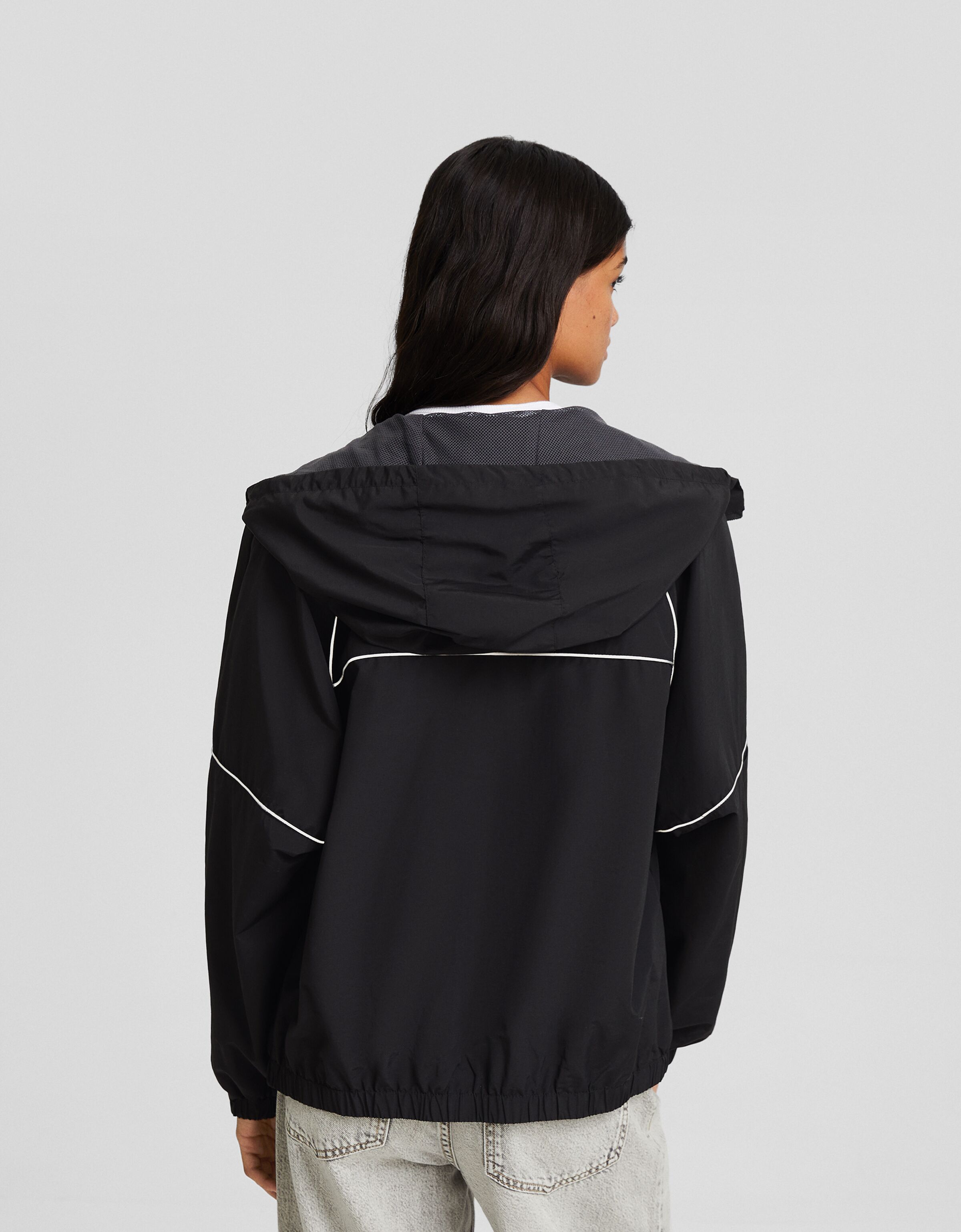 Cazadora capucha detalle reflectante