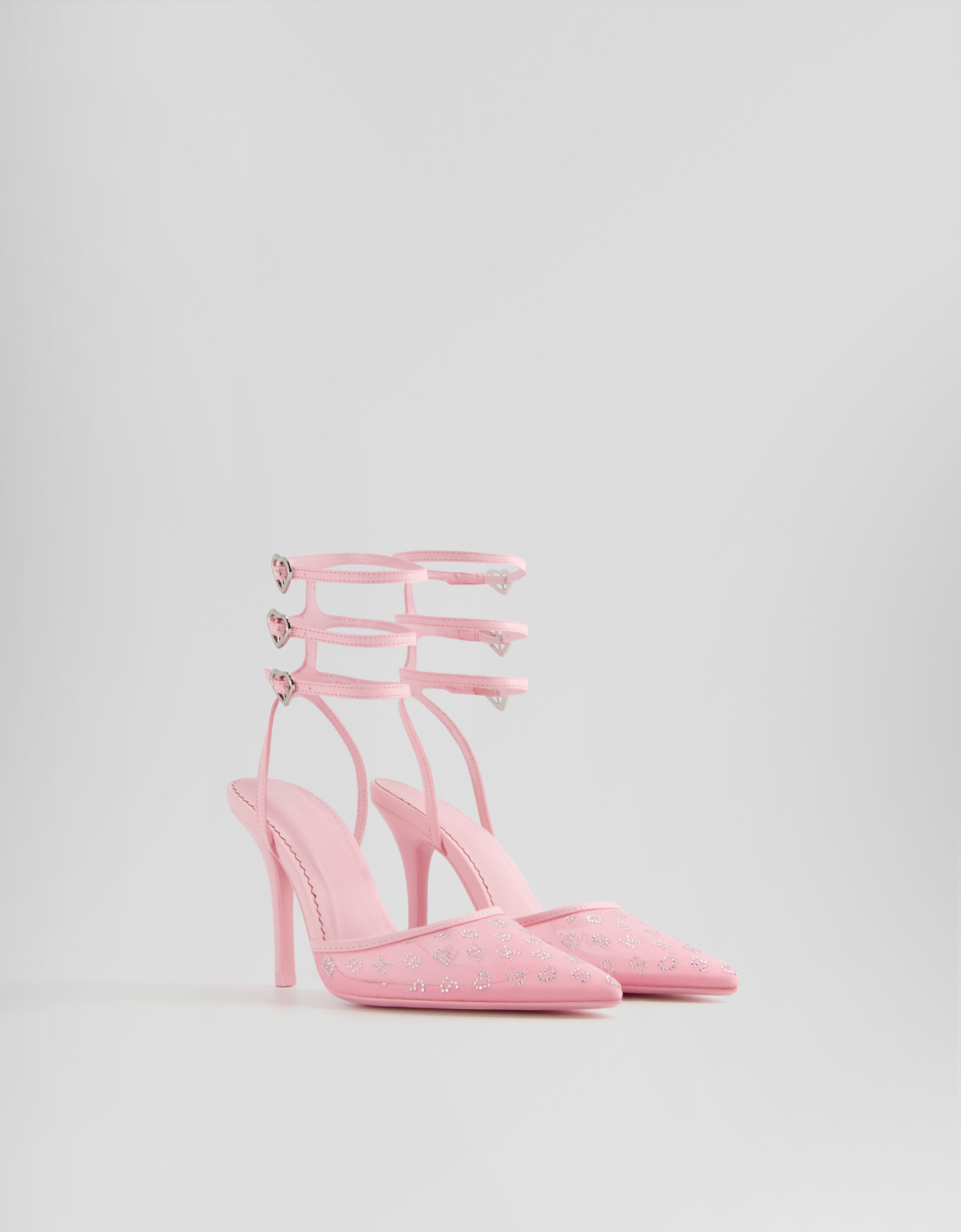 Zapato tacón brillos pulseras con hebillas en forma de corazón