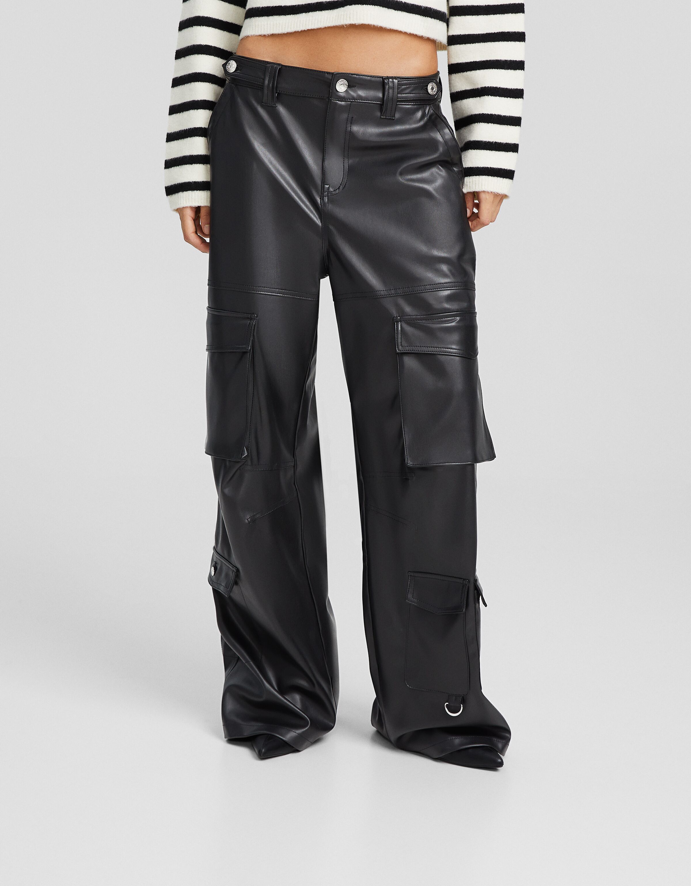 Pantalón cargo multibolsillos efecto piel