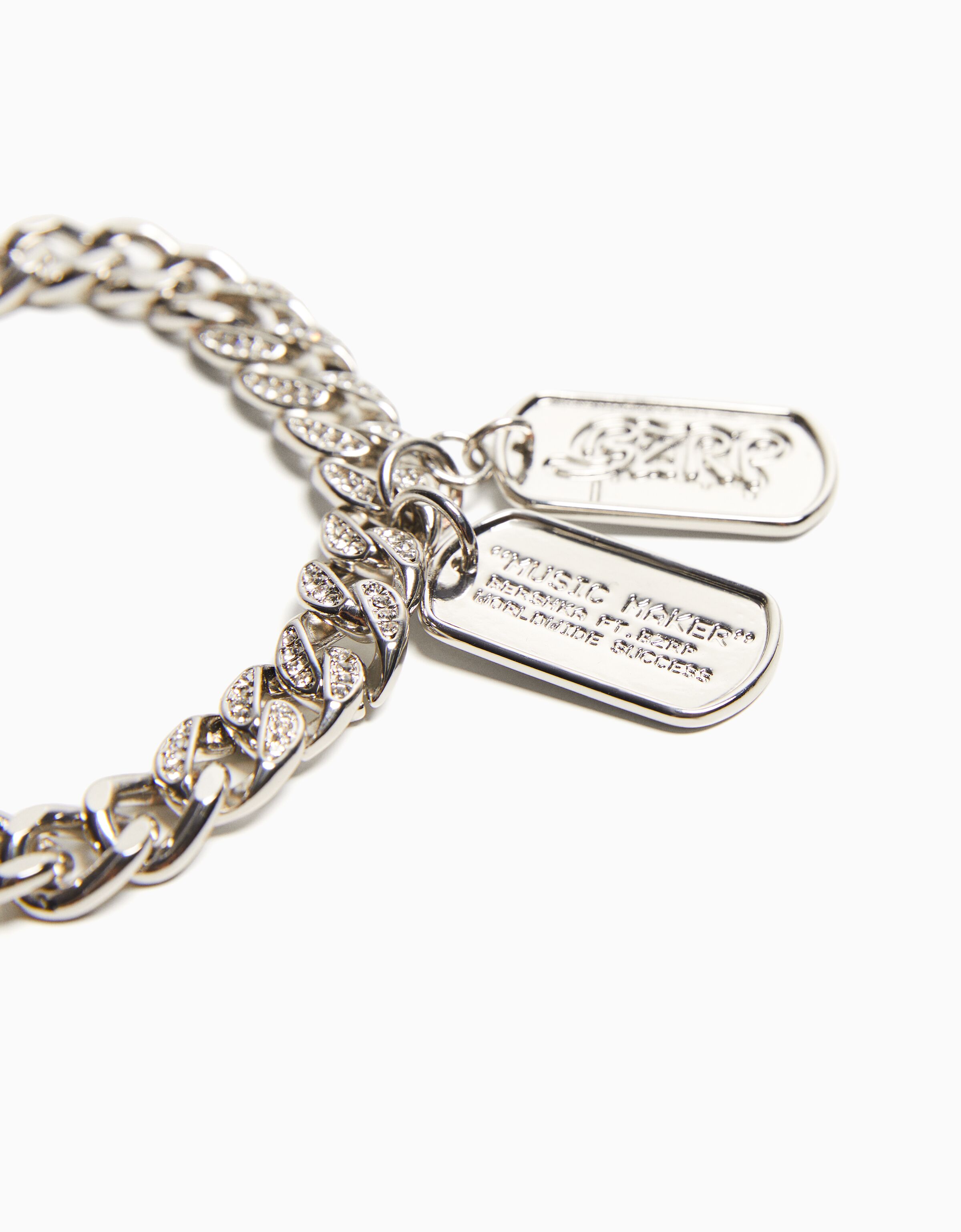 Collar placas BERSHKA ft. BIZARRAP