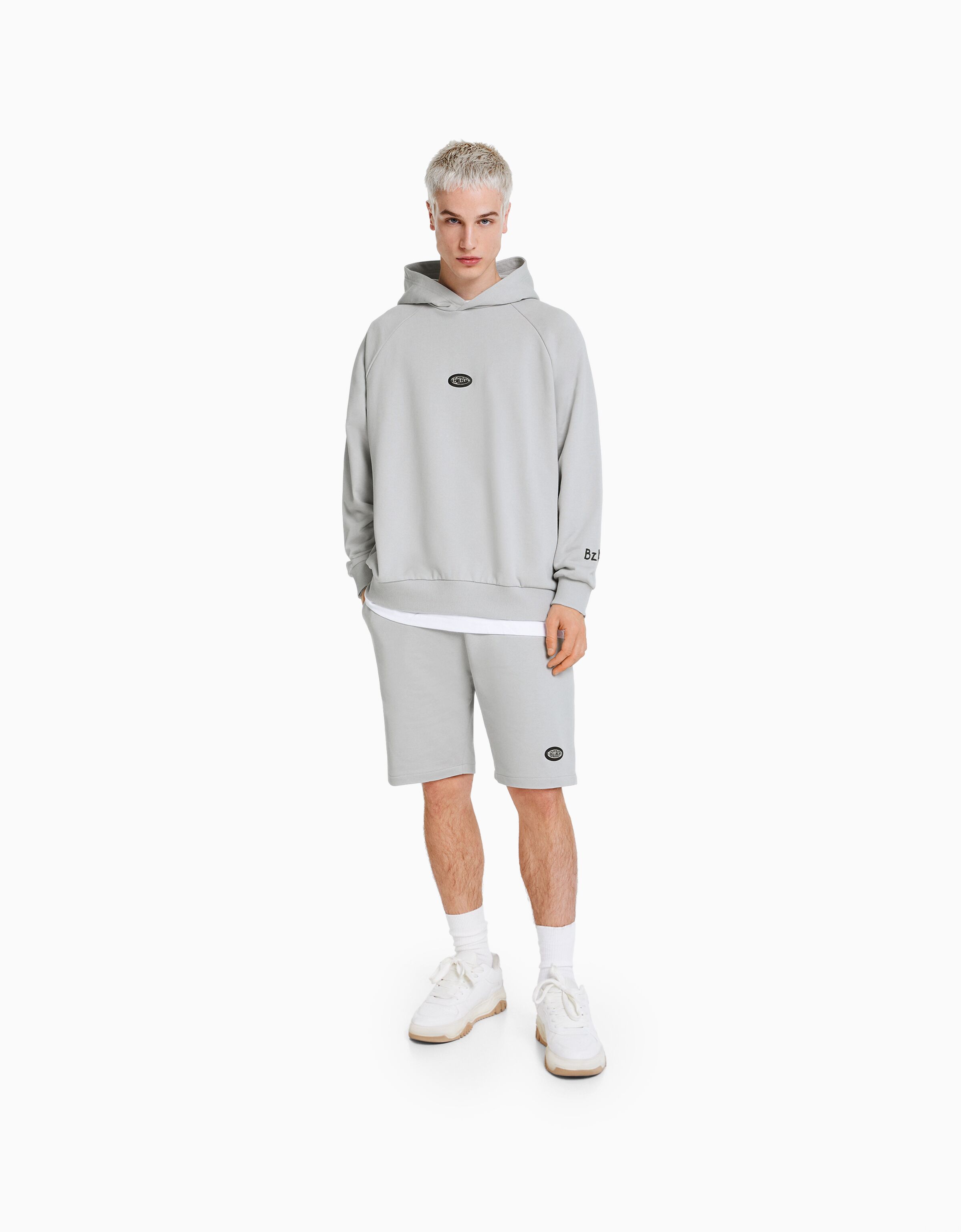 Bermuda BERSHKA ft. BIZARRAP detalle felpa