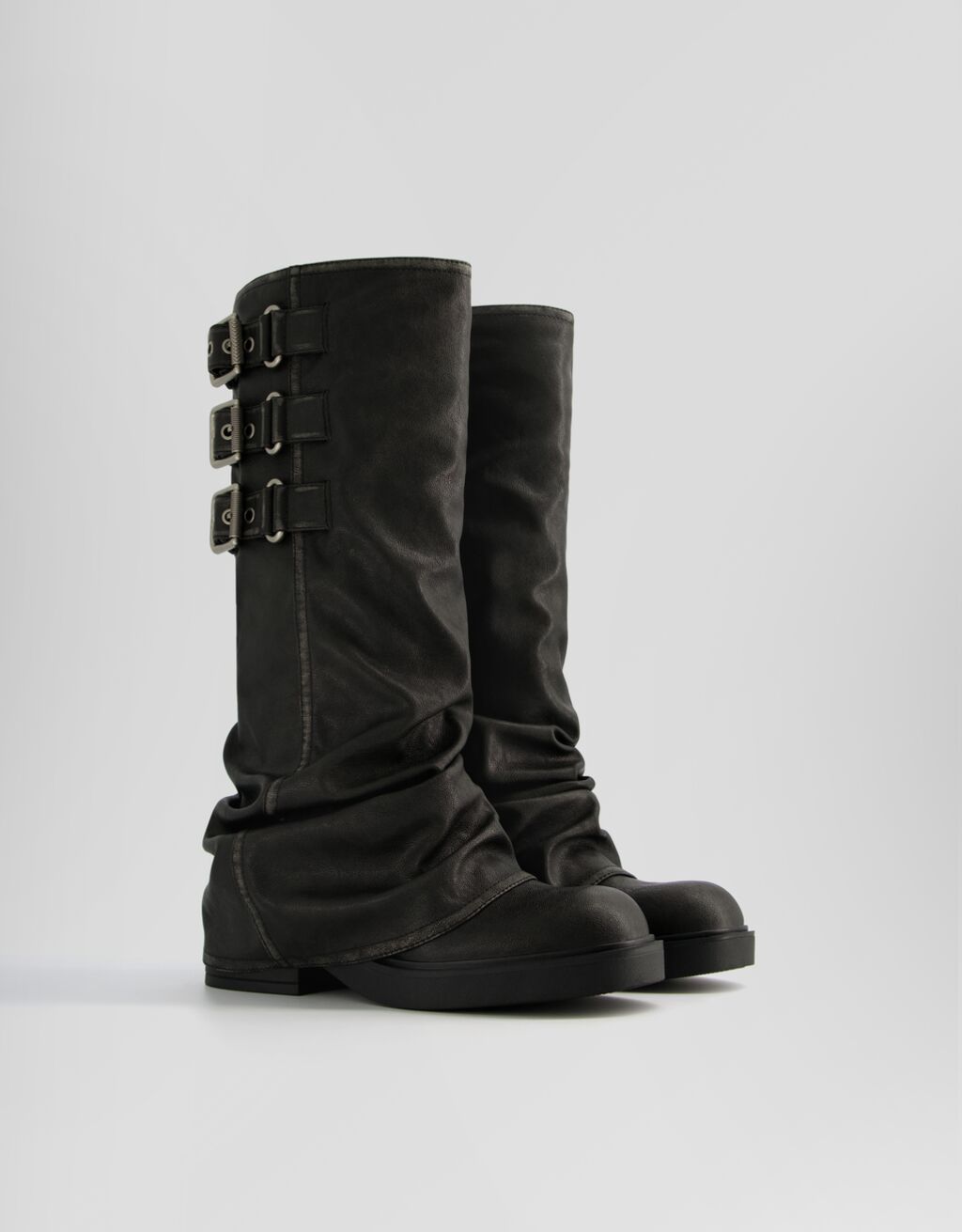 Botas planas moteras slouchy detalle hebillas