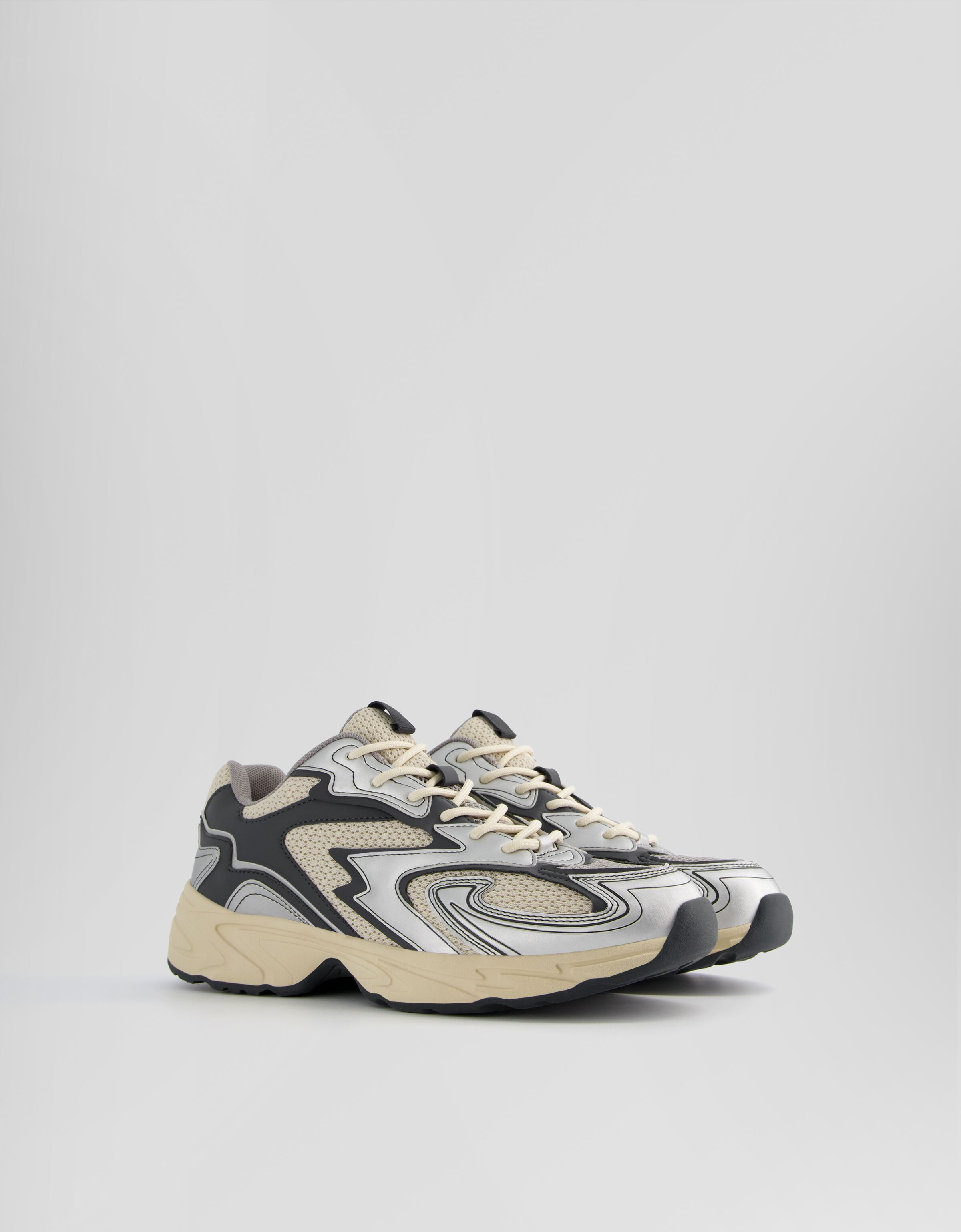 Deportivas combinadas con piezas plateadas y rejilla hombre