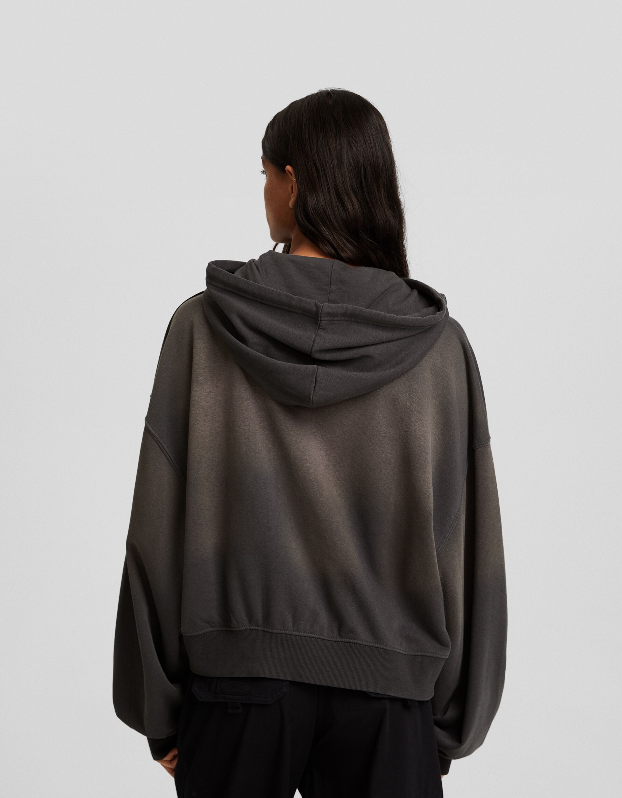 Sudadera capucha oversize efecto lavado texto