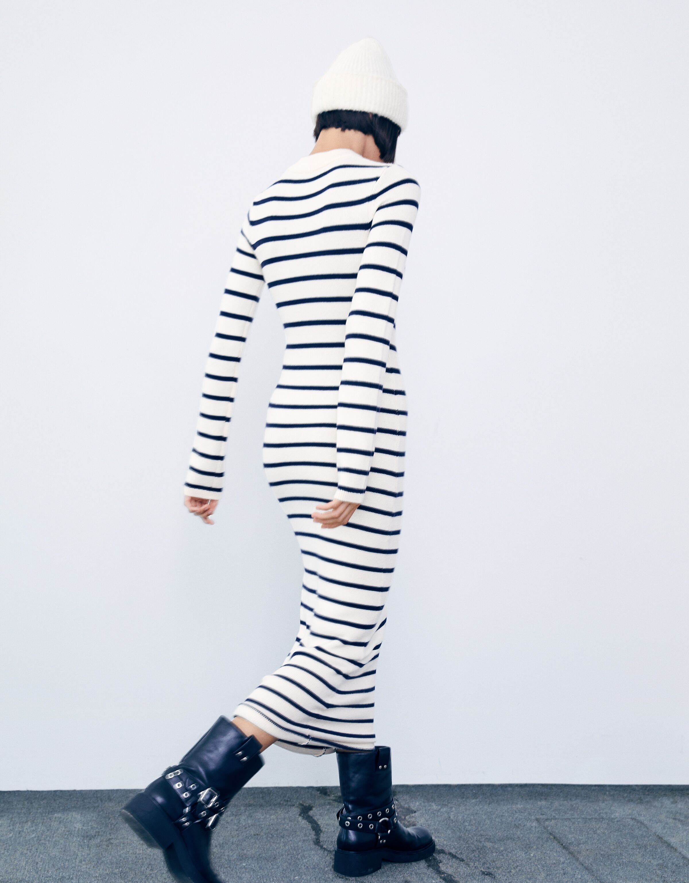 Vestido midi cuello subido punto cut out rayas