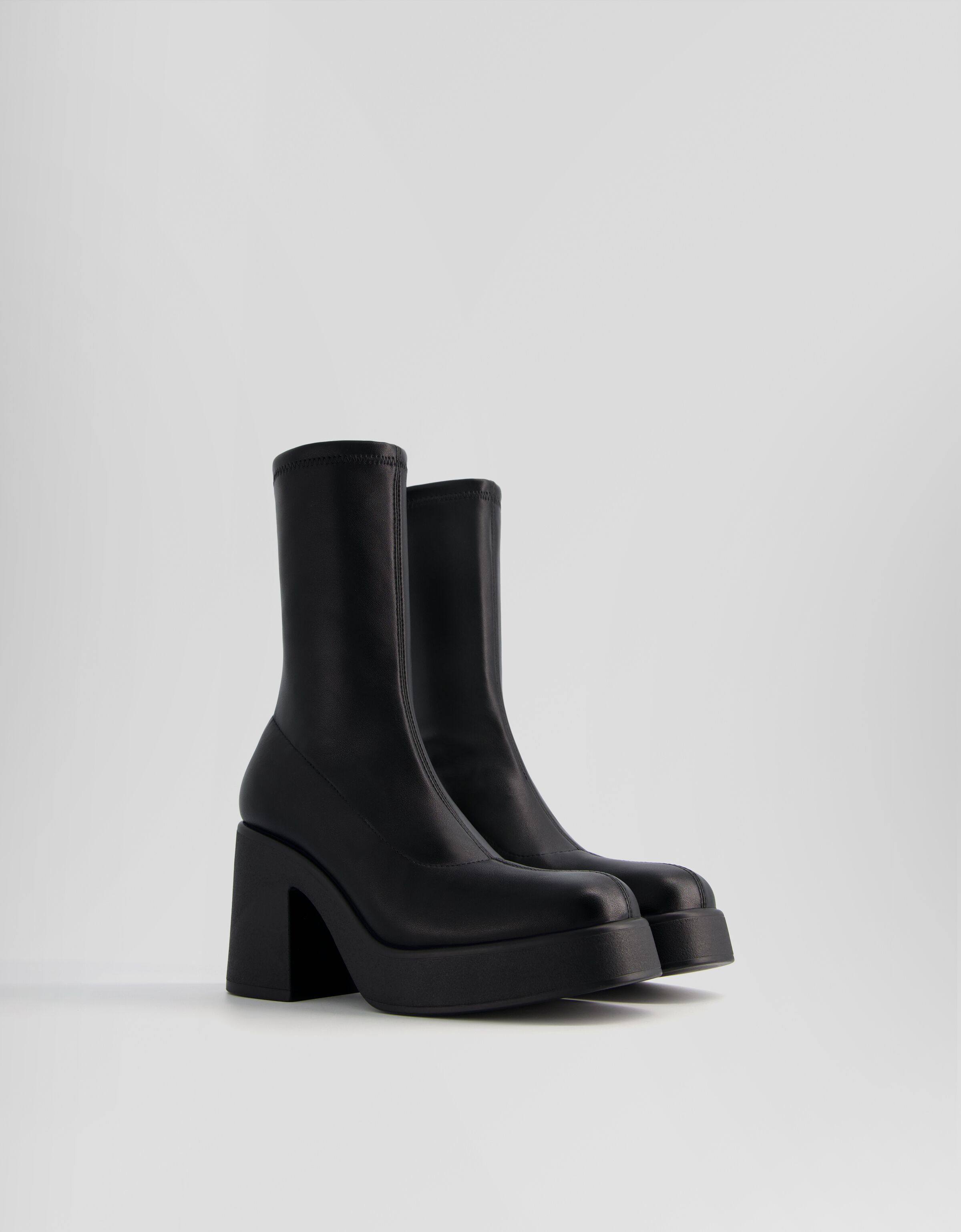 Botines tacón plataforma ajustados.