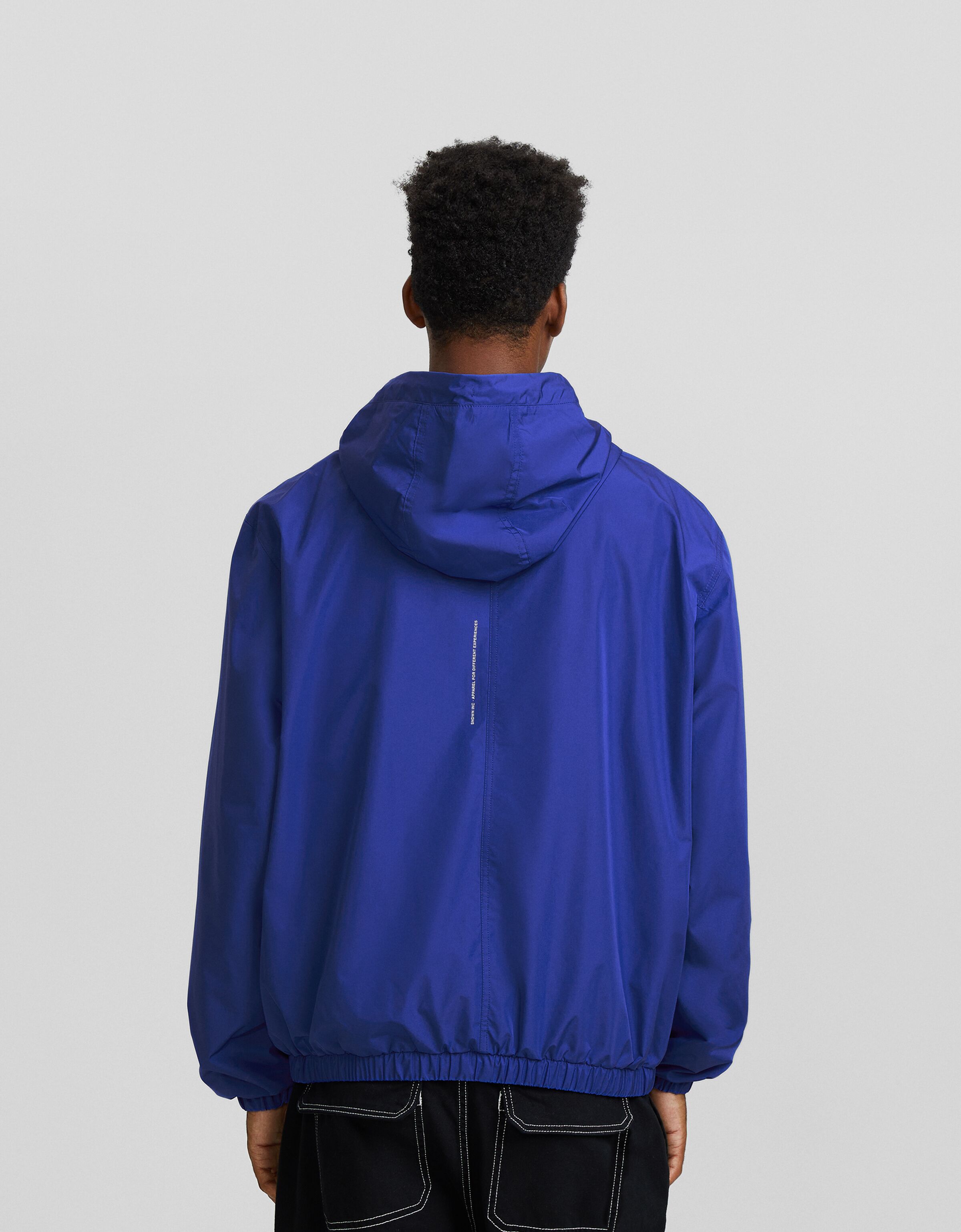 Cazadora capucha ligera