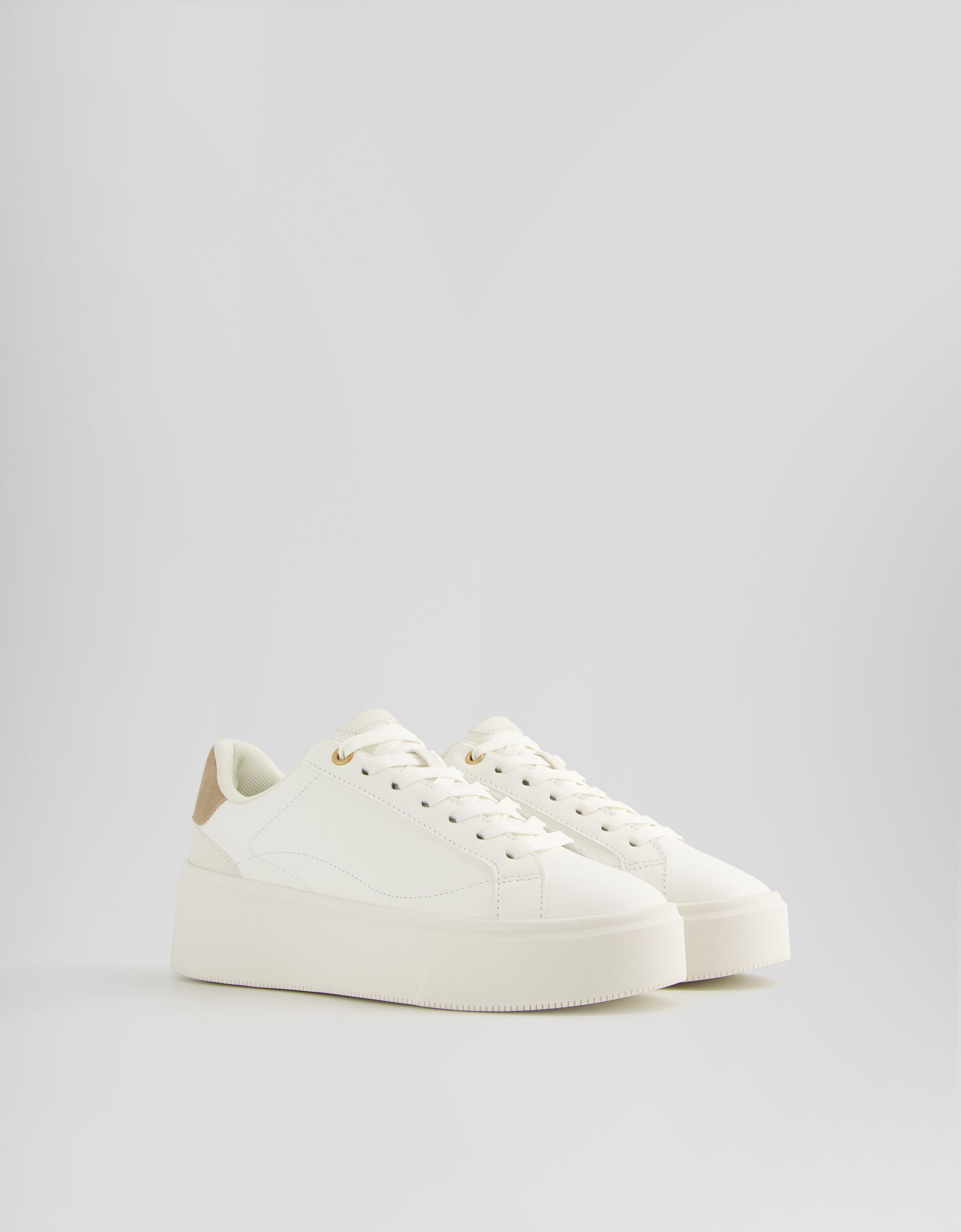 Zapatillas plataforma detalle talón