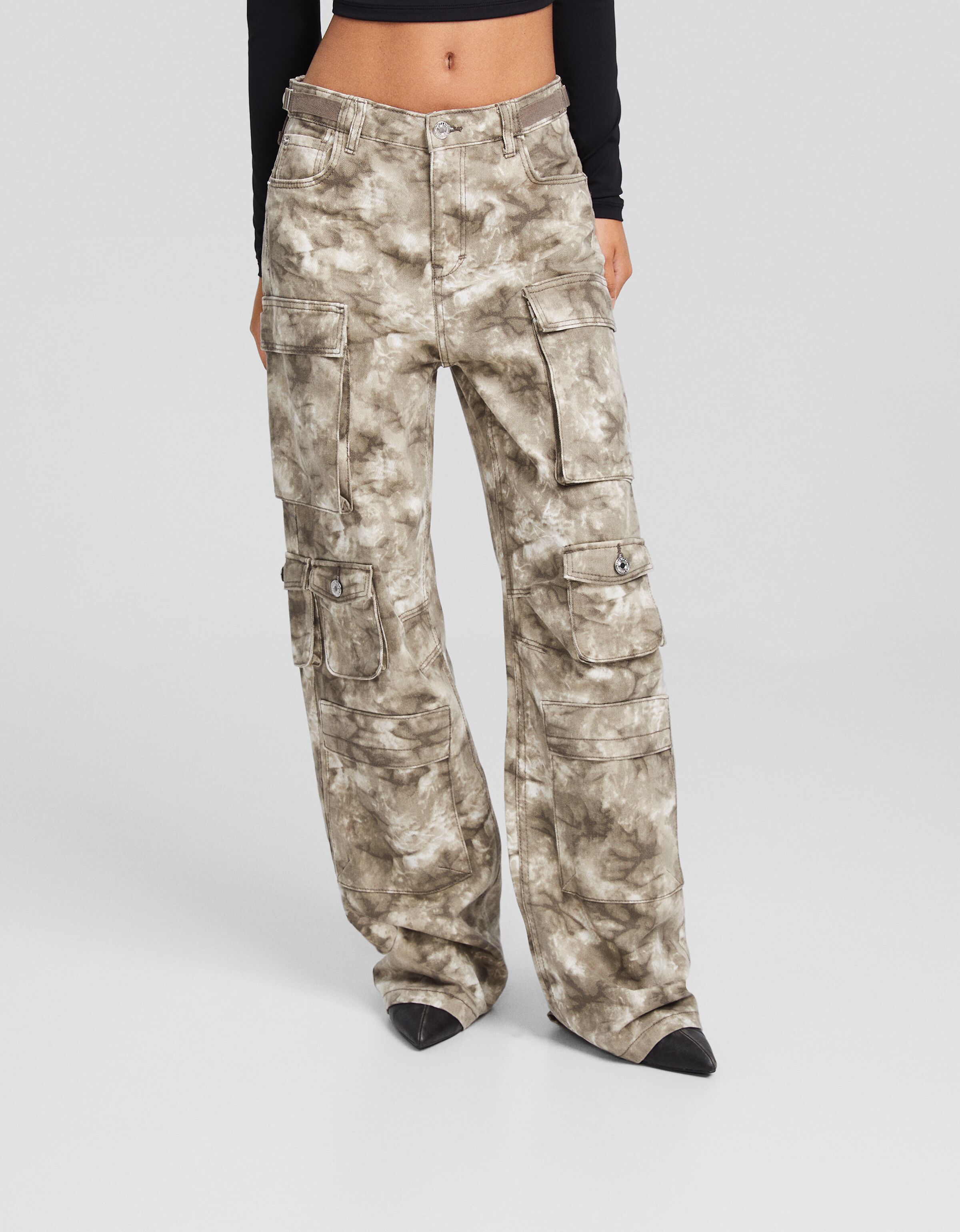 Pantalón cargo multipocket sarga print