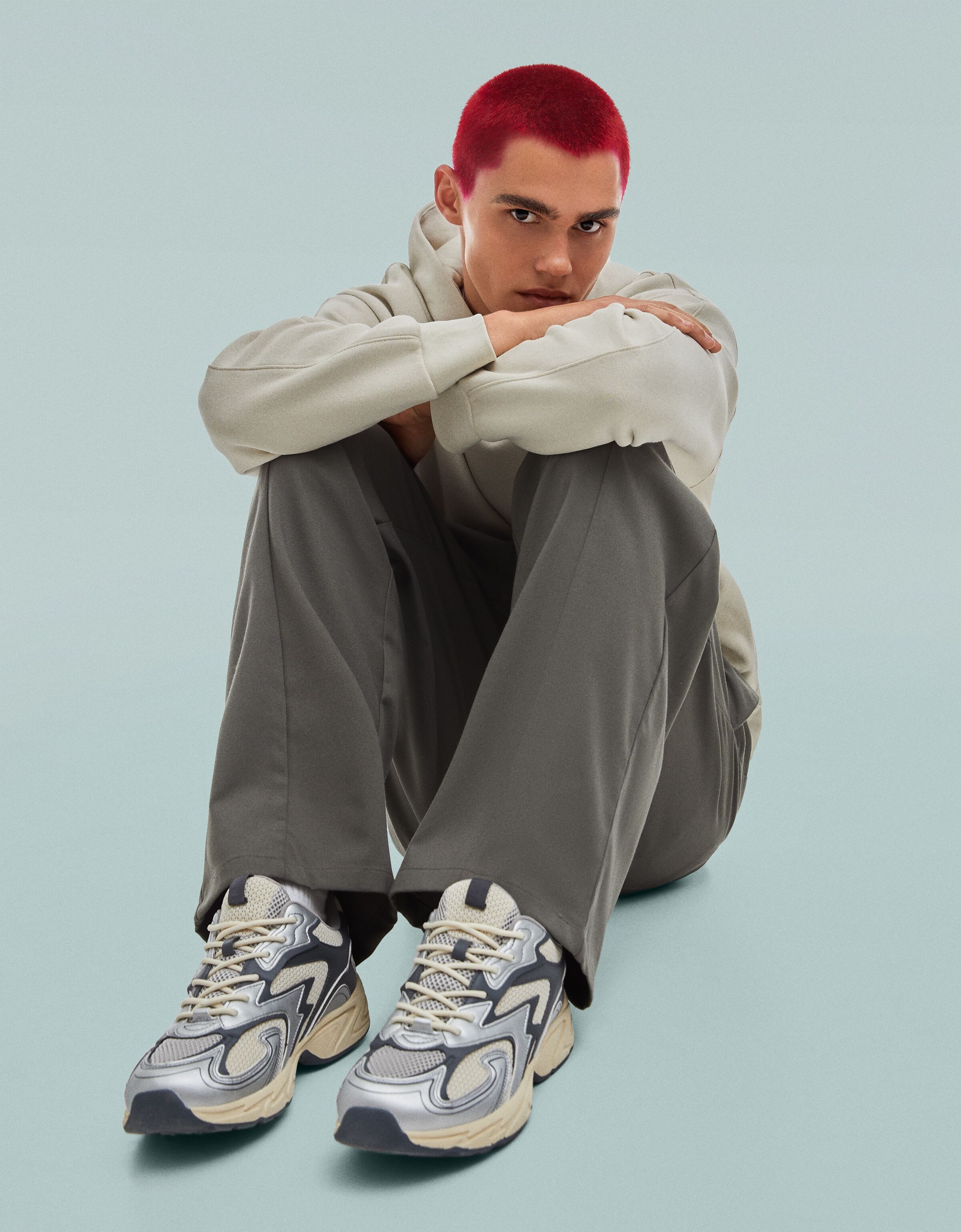 Deportivas combinadas con piezas plateadas y rejilla hombre