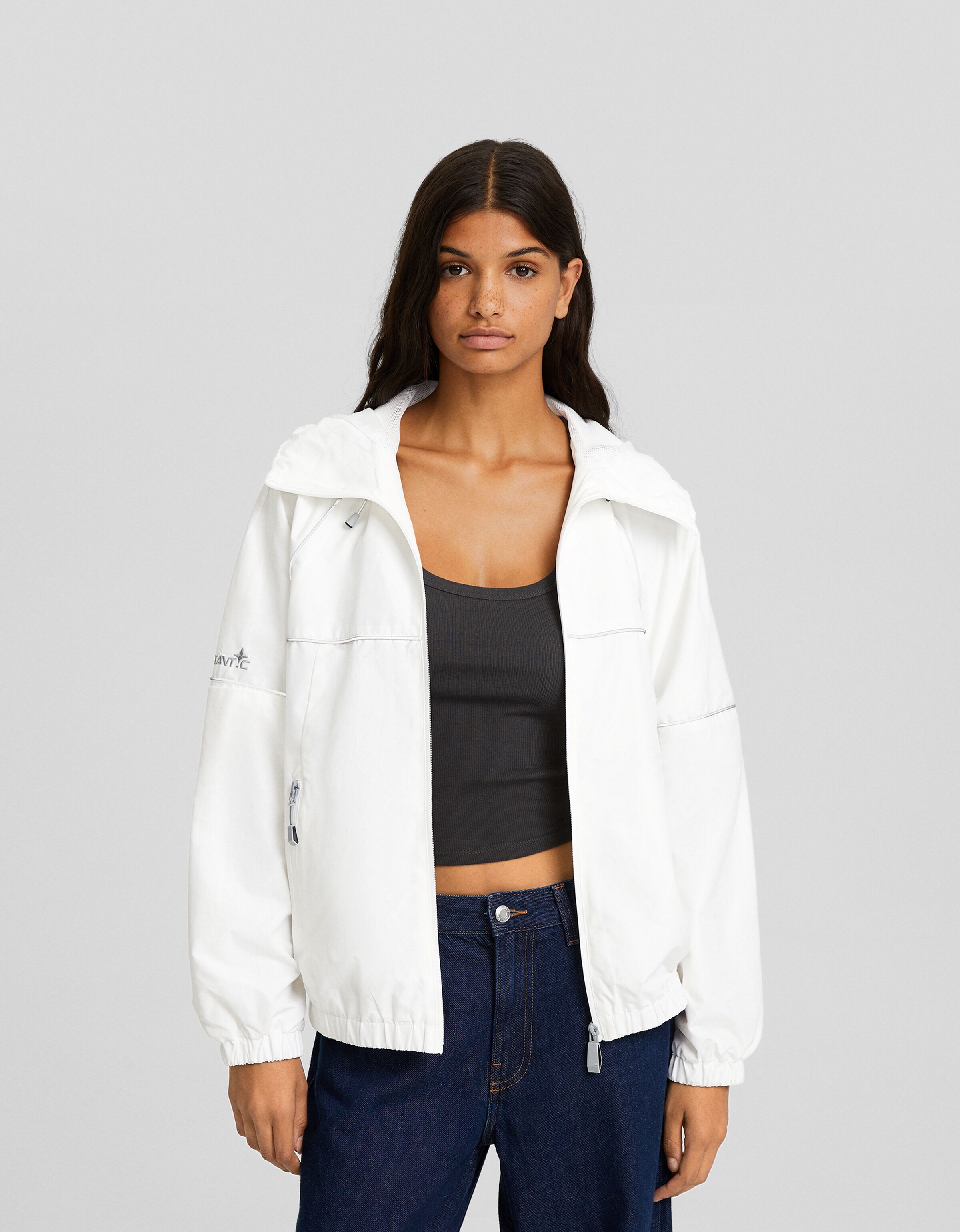 Cazadora capucha detalle reflectante