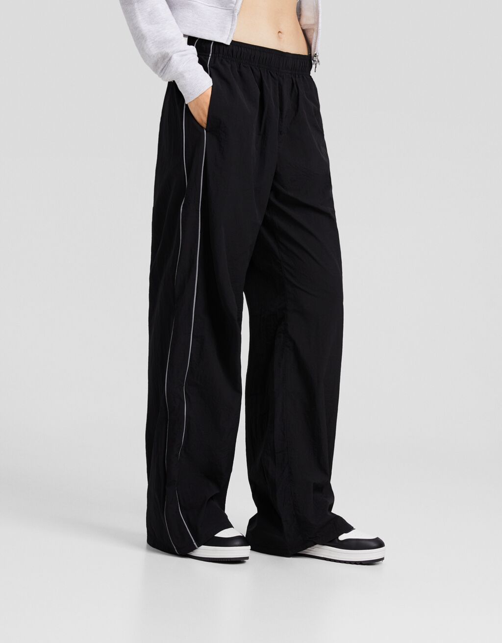 Pantalón wide leg nylon detalle