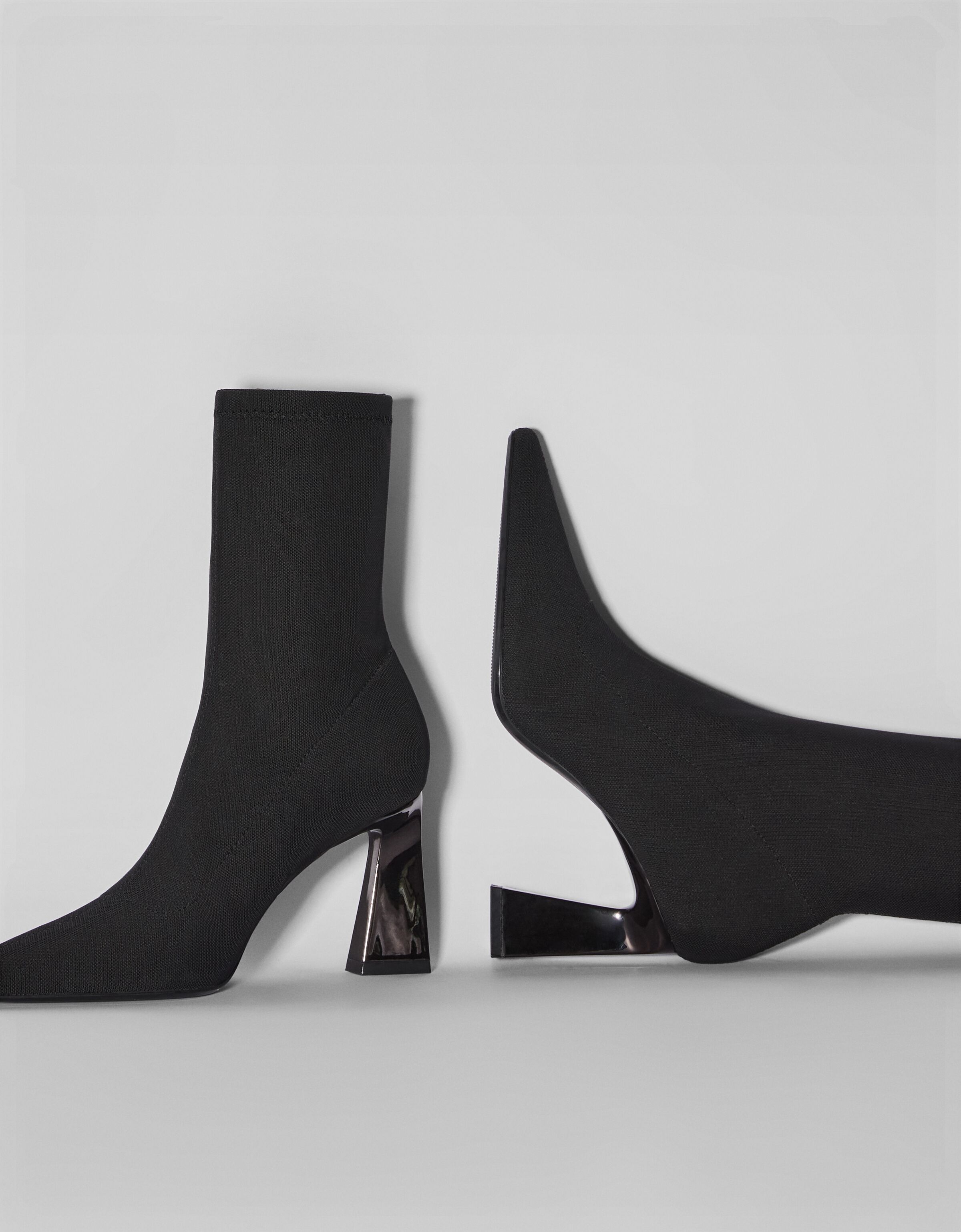 Botines ajustados tacón cromado
