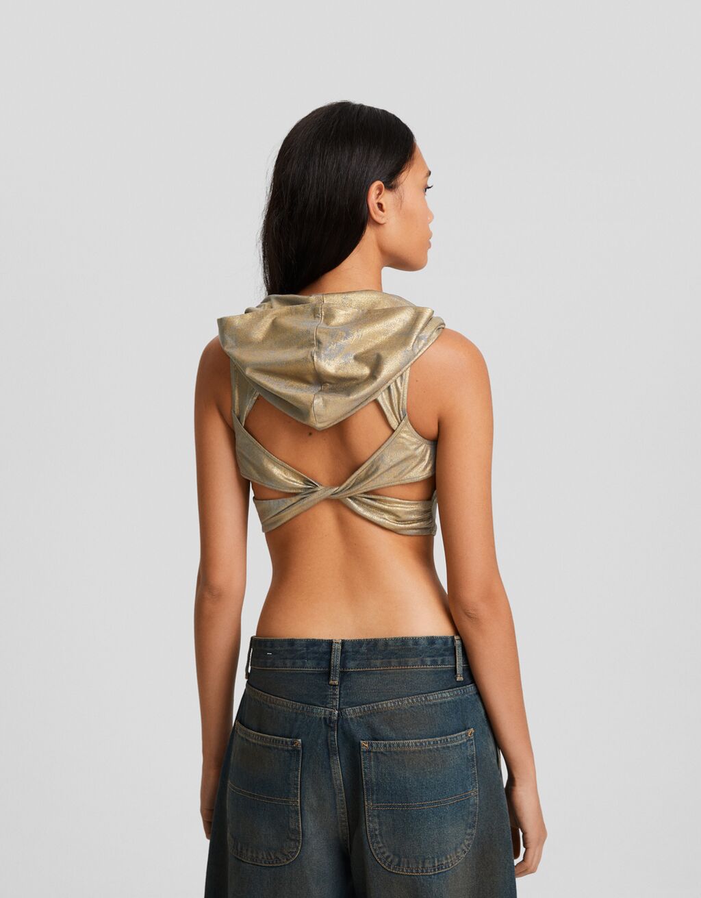 Camiseta sin mangas capucha metalizada espalda descubierta
